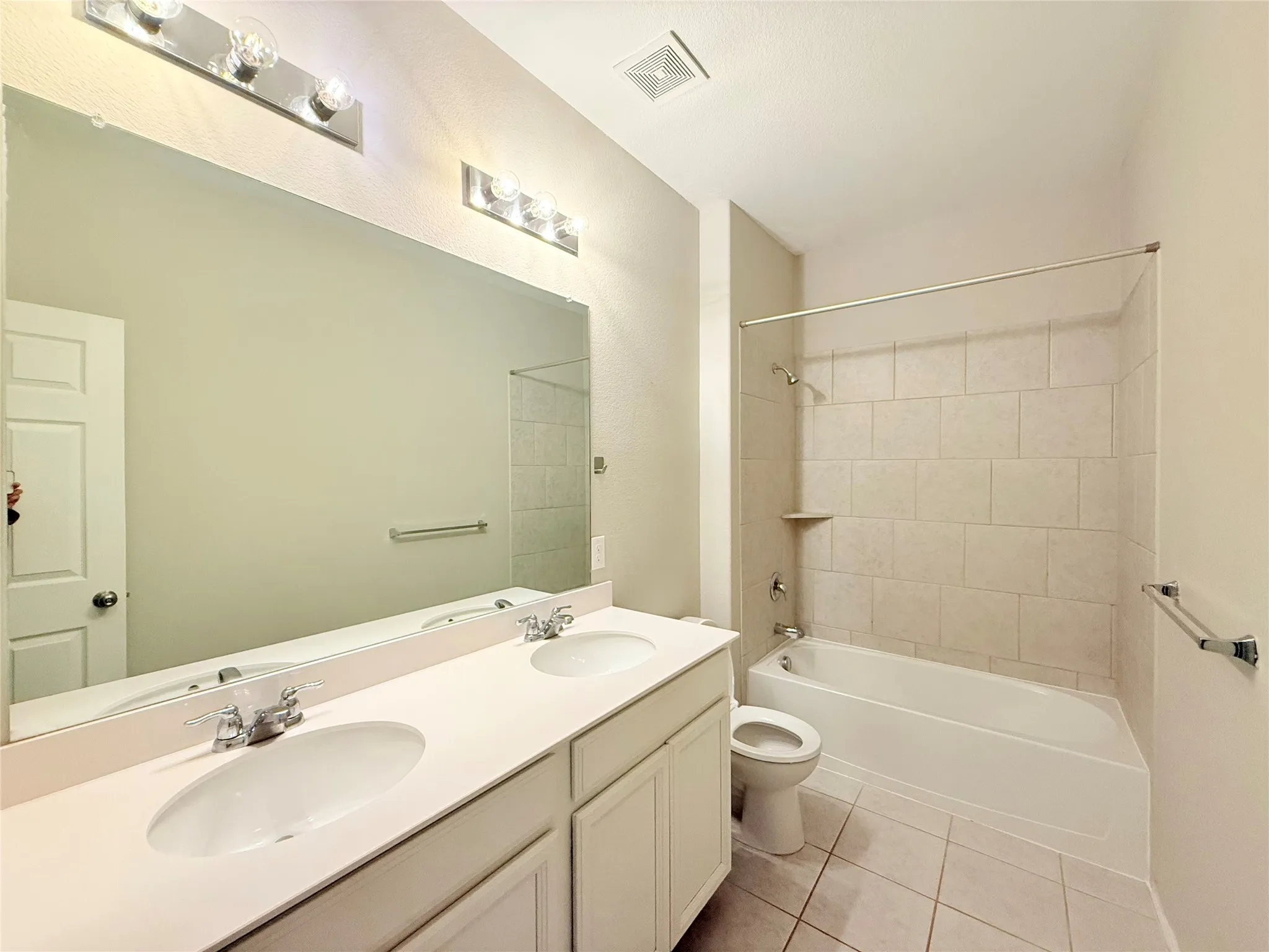 Single Family Residence For Rent in Tarrant County , 2404 Bermont Red Lane, Fort Worth, Texas 76131, 3 Bedroom, 2 Bathroom, 2 Garage spaces, 2,131 Sqft, built in 2016, mls#21329083, Real Estate Agent in Fort Worth, Homes For Rent in Tarrant county, Homes For Rent in Fort Worth, Realtor in Fort Worth Texas, Real Estate Brokerage Independent Realty Texas, Luminita Cordes Realtor