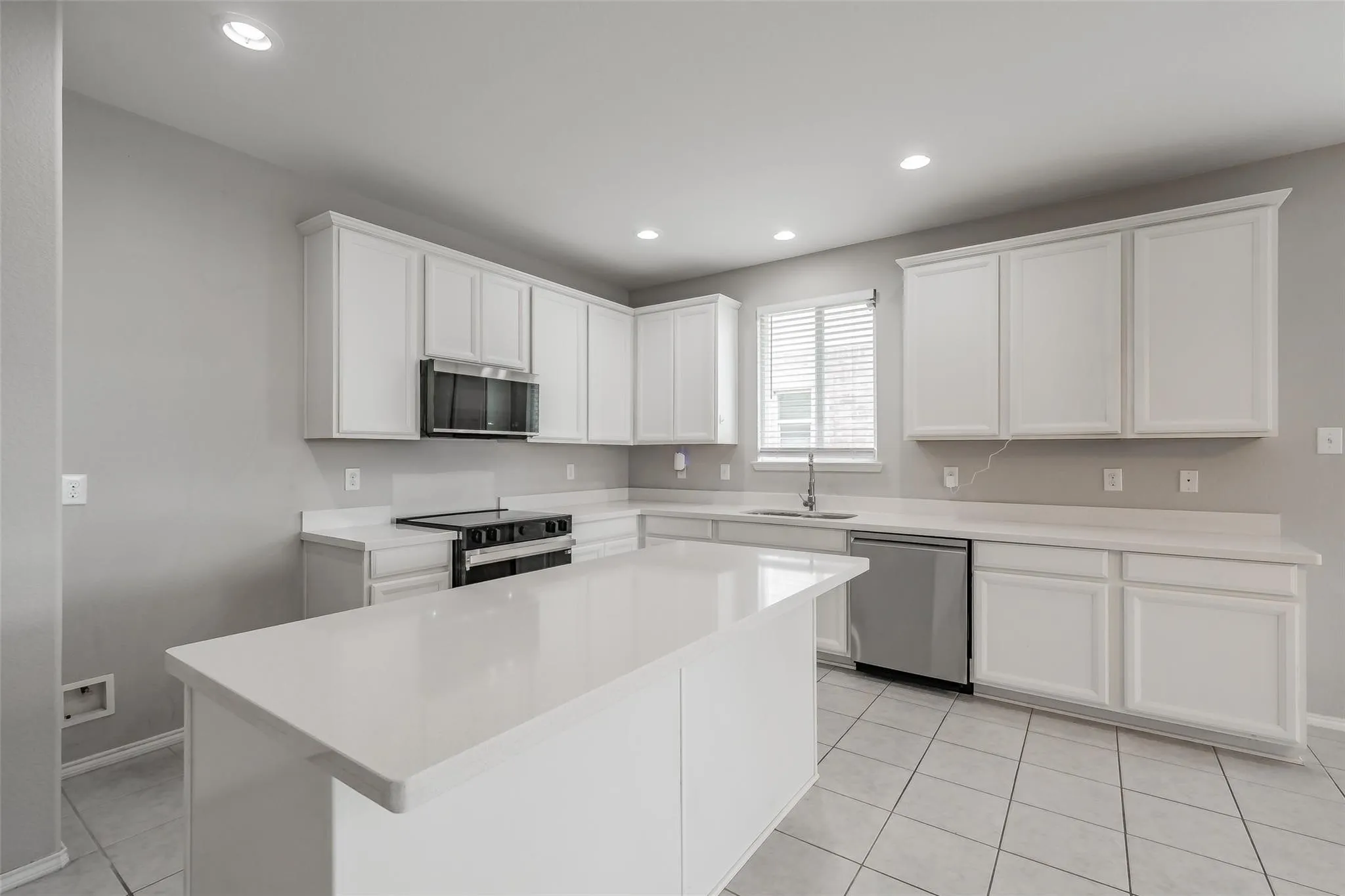 Single Family Residence For Rent in Tarrant County , 2404 Bermont Red Lane, Fort Worth, Texas 76131, 3 Bedroom, 2 Bathroom, 2 Garage spaces, 2,131 Sqft, built in 2016, mls#21329083, Real Estate Agent in Fort Worth, Homes For Rent in Tarrant county, Homes For Rent in Fort Worth, Realtor in Fort Worth Texas, Real Estate Brokerage Independent Realty Texas, Luminita Cordes Realtor