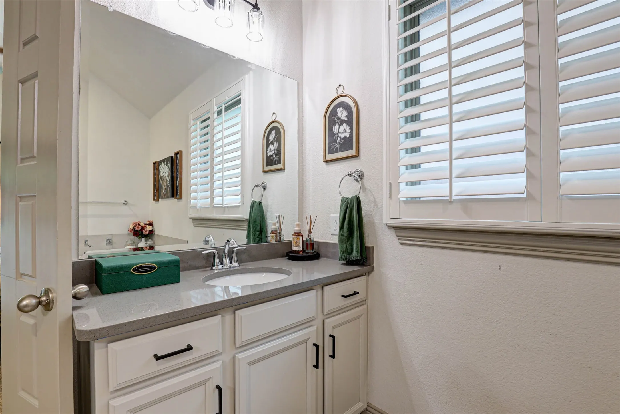 Single Family Residence For Sale in Denton County , 11490 Misty Ridge Drive, Flower Mound, Texas 76262, 4 Bedroom, 4 Bathroom, 2 Garage spaces, 3,202 Sqft, built in 2020, mls#21328245, Real Estate Agent in Flower Mound, Homes For Sale in Denton county, Homes For Sale in Flower Mound, Realtor in Flower Mound Texas, Real Estate Brokerage Independent Realty Texas, Luminita Cordes Realtor