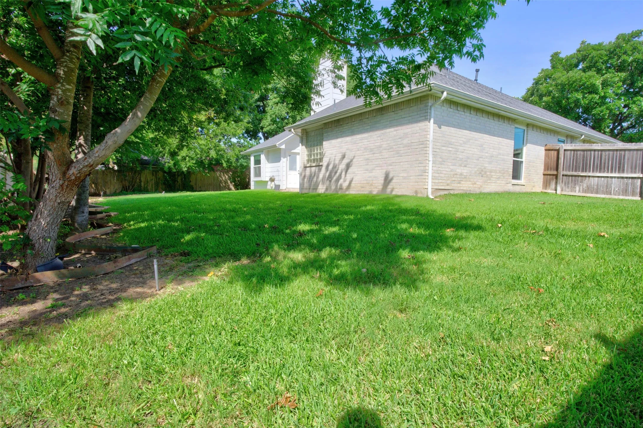 Single Family Residence For Sale in Tarrant County , 1005 Wilderness Trail, Crowley, Texas 76036, 4 Bedroom, 3 Bathroom, 3 Garage spaces, 2,417 Sqft, built in 1997, mls#21315441, Real Estate Agent in Crowley, Homes For Sale in Tarrant county, Homes For Sale in Crowley, Realtor in Crowley Texas, Real Estate Brokerage Independent Realty Texas, Luminita Cordes Realtor