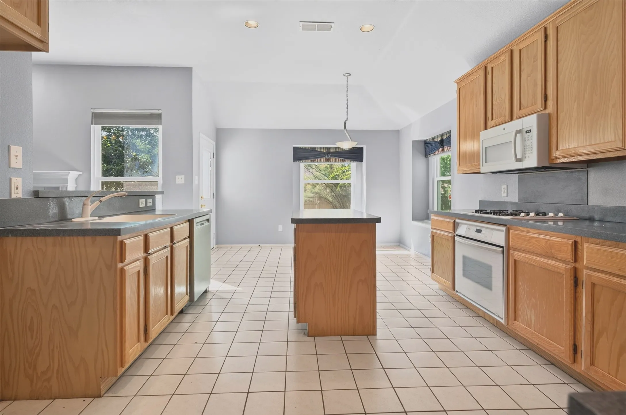 Kitchen and breakfast area