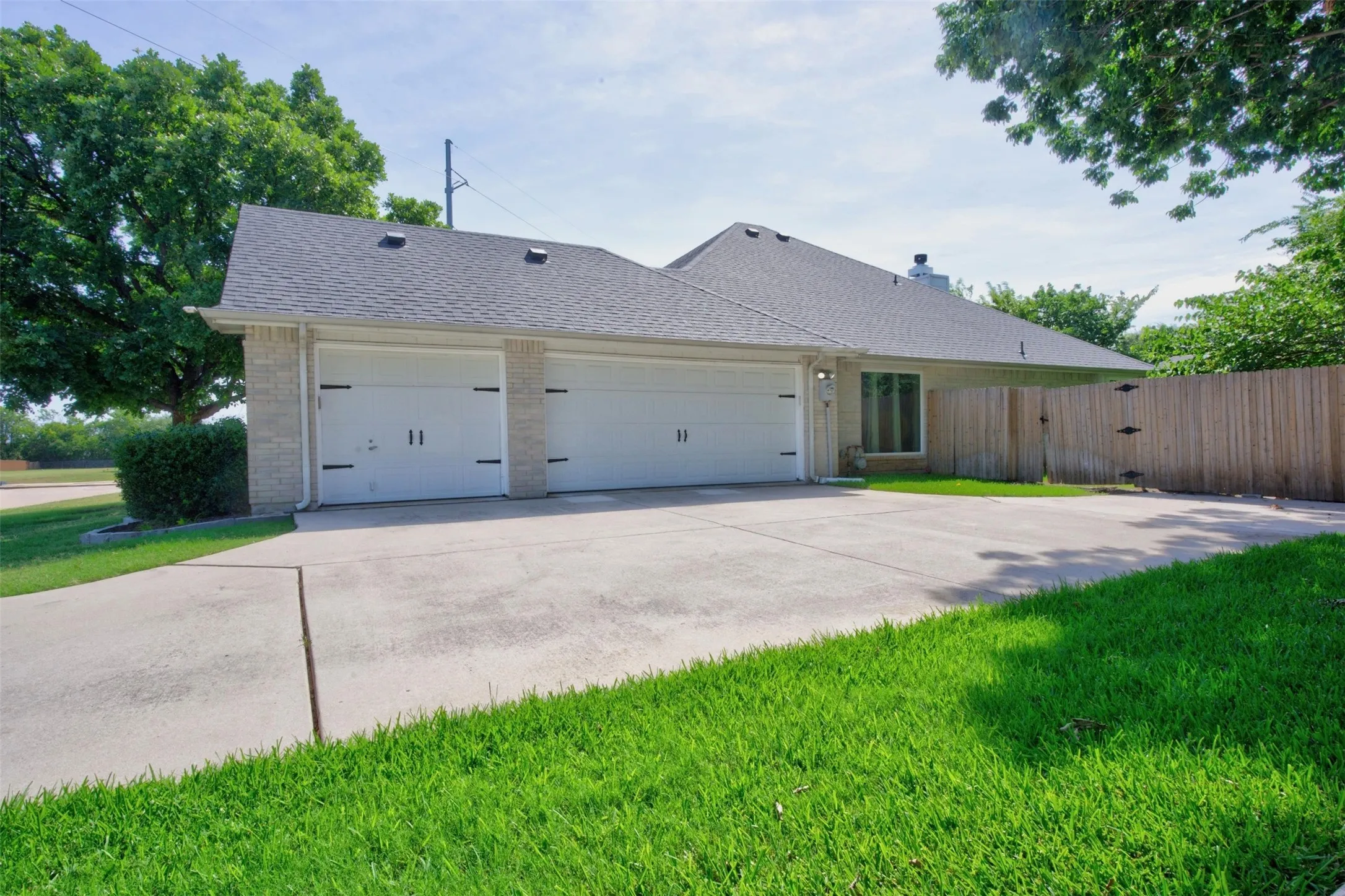 Single Family Residence For Sale in Tarrant County , 1005 Wilderness Trail, Crowley, Texas 76036, 4 Bedroom, 3 Bathroom, 3 Garage spaces, 2,417 Sqft, built in 1997, mls#21315441, Real Estate Agent in Crowley, Homes For Sale in Tarrant county, Homes For Sale in Crowley, Realtor in Crowley Texas, Real Estate Brokerage Independent Realty Texas, Luminita Cordes Realtor