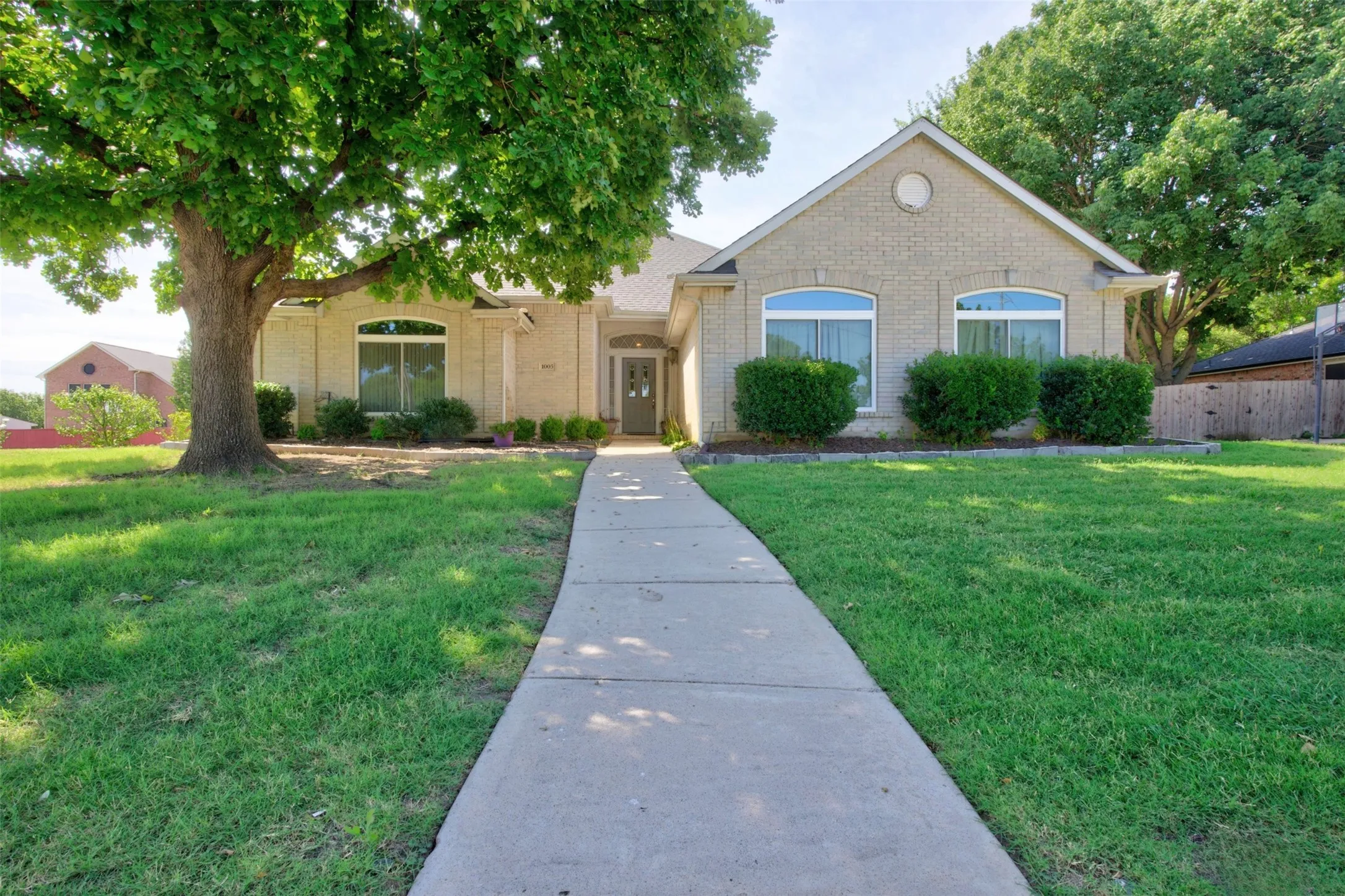 Single Family Residence For Sale in Tarrant County , 1005 Wilderness Trail, Crowley, Texas 76036, 4 Bedroom, 3 Bathroom, 3 Garage spaces, 2,417 Sqft, built in 1997, mls#21315441, Real Estate Agent in Crowley, Homes For Sale in Tarrant county, Homes For Sale in Crowley, Realtor in Crowley Texas, Real Estate Brokerage Independent Realty Texas, Luminita Cordes Realtor