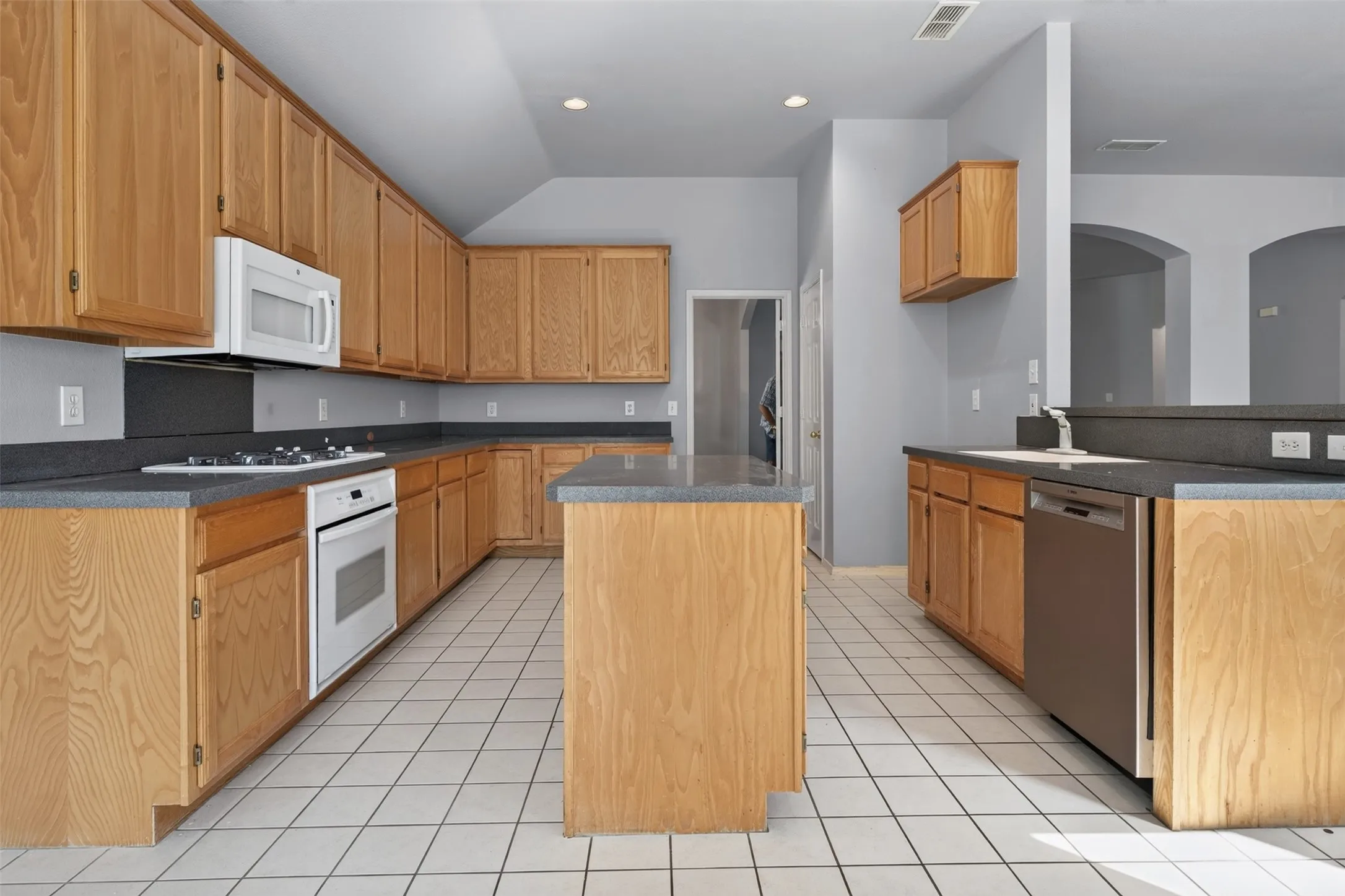 Single Family Residence For Sale in Tarrant County , 1005 Wilderness Trail, Crowley, Texas 76036, 4 Bedroom, 3 Bathroom, 3 Garage spaces, 2,417 Sqft, built in 1997, mls#21315441, Real Estate Agent in Crowley, Homes For Sale in Tarrant county, Homes For Sale in Crowley, Realtor in Crowley Texas, Real Estate Brokerage Independent Realty Texas, Luminita Cordes Realtor