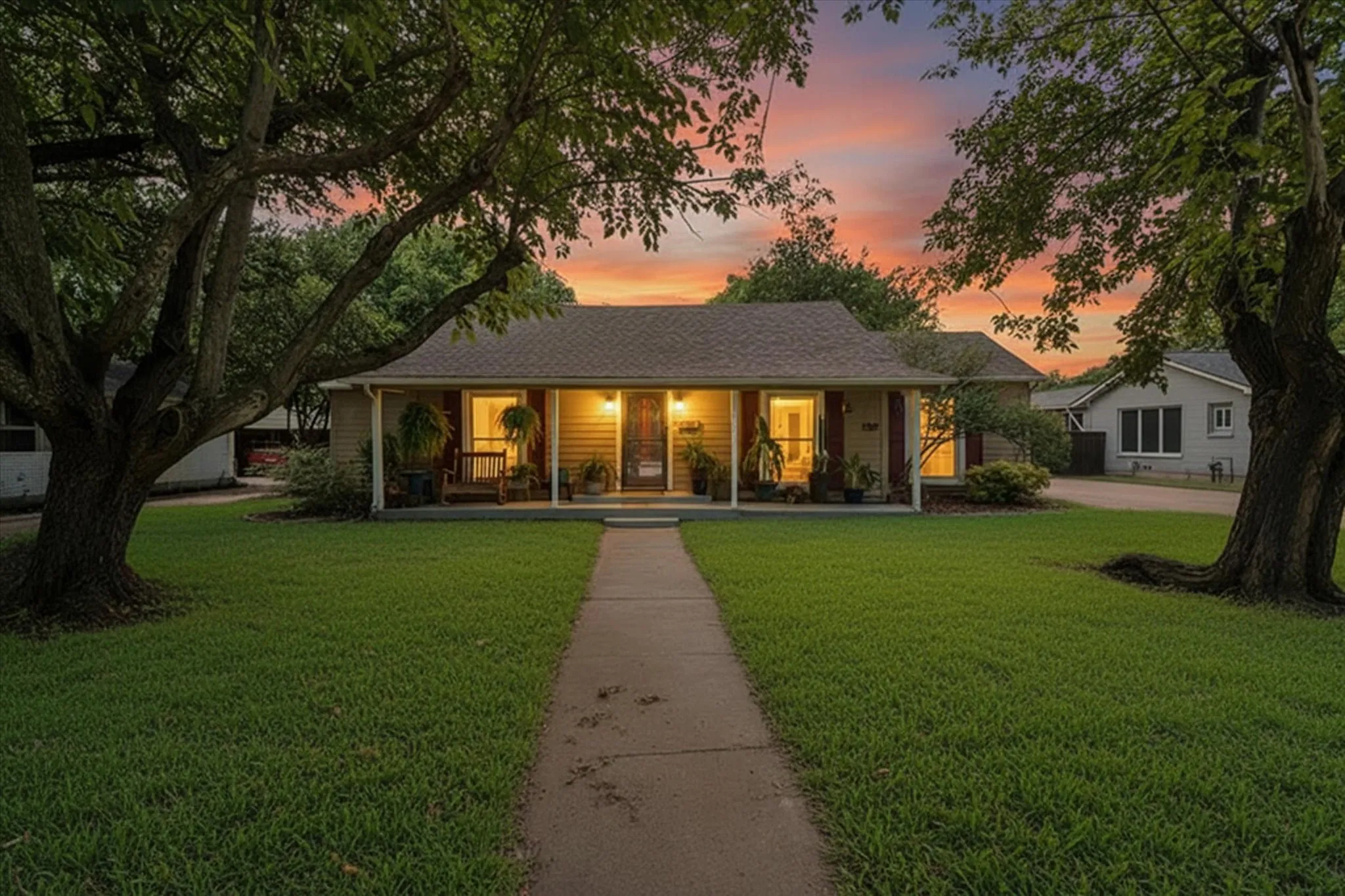Single Family Residence For Sale in Johnson County , 502 Bellevue Drive, Cleburne, Texas 76033, 3 Bedroom, 3 Bathroom, 6 Garage spaces, 2,825 Sqft, built in 1930, mls#21327155, Real Estate Agent in Cleburne, Homes For Sale in Johnson county, Homes For Sale in Cleburne, Realtor in Cleburne Texas, Real Estate Brokerage Independent Realty Texas, Luminita Cordes Realtor