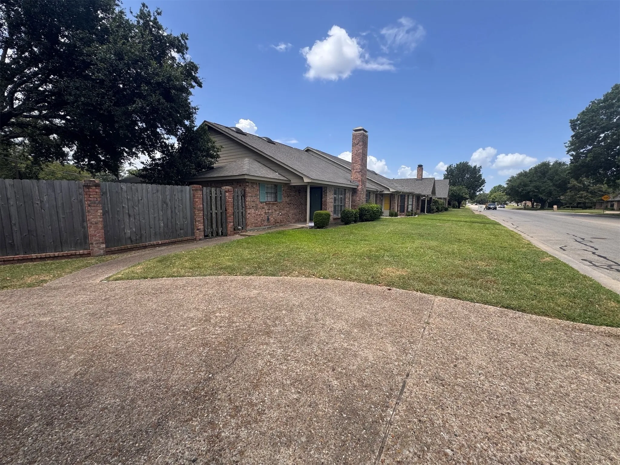 Townhouse For Sale in Navarro County , 205 Northwood Boulevard, Corsicana, Texas 75110, 2 Bedroom, 2 Bathroom, 2 Garage spaces, 2,000 Sqft, built in 1992, mls#21328556, Real Estate Agent in Corsicana, Homes For Sale in Navarro county, Homes For Sale in Corsicana, Realtor in Corsicana Texas, Real Estate Brokerage Independent Realty Texas, Luminita Cordes Realtor