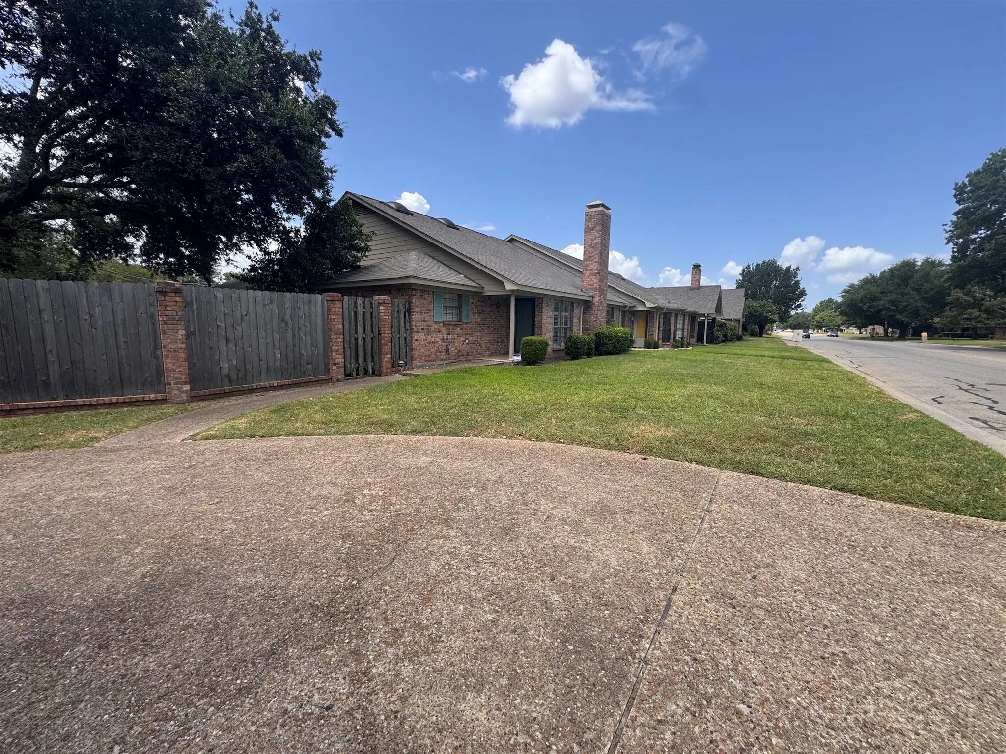 Townhouse For Sale in Navarro County , 205 Northwood Boulevard, Corsicana, Texas 75110, 2 Bedroom, 2 Bathroom, 2 Garage spaces, 2,000 Sqft, built in 1992, mls#21328556, Real Estate Agent in Corsicana, Homes For Sale in Navarro county, Homes For Sale in Corsicana, Realtor in Corsicana Texas, Real Estate Brokerage Independent Realty Texas, Luminita Cordes Realtor