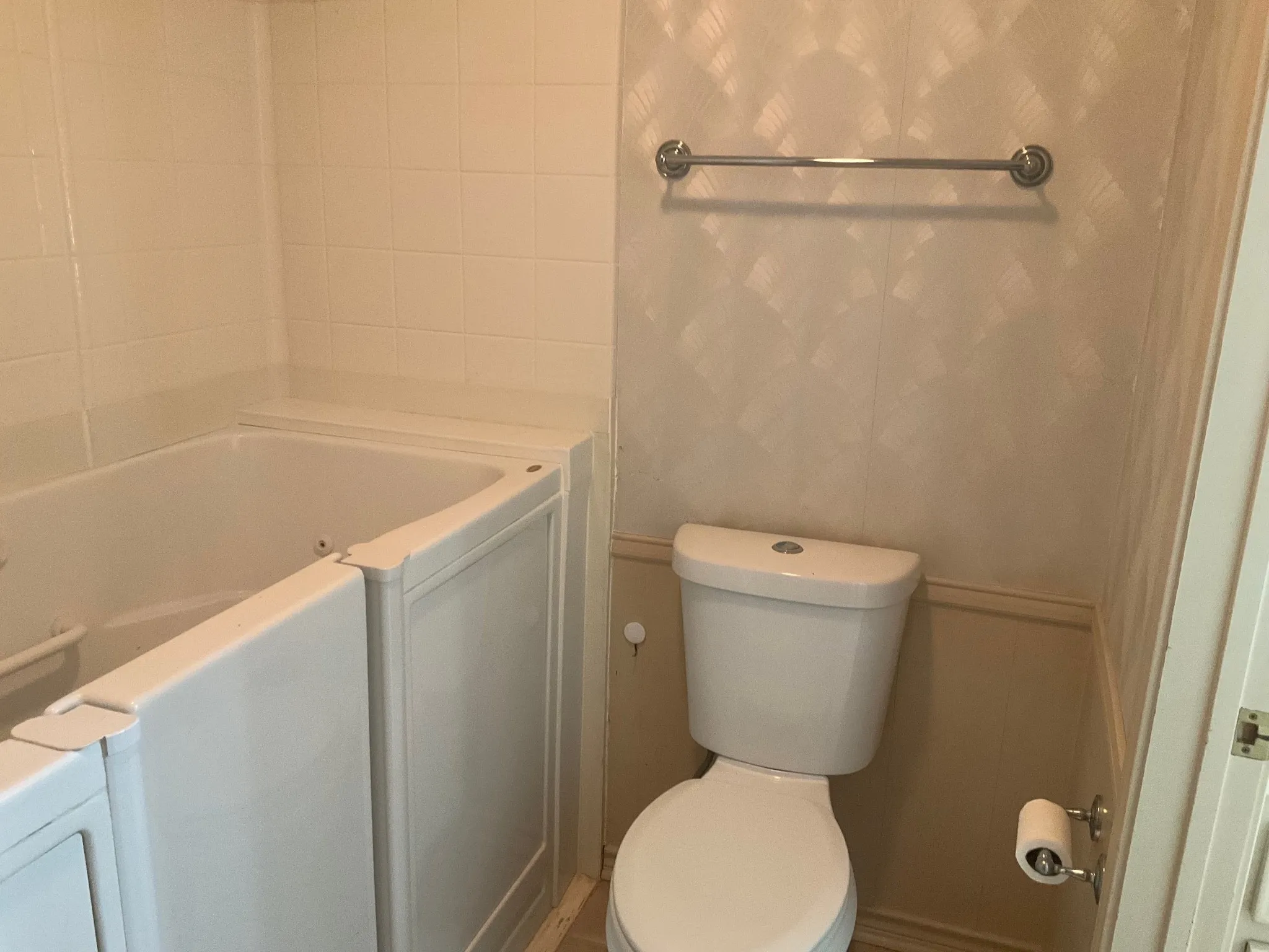 Bathroom2 has a wonderful walkin tub!