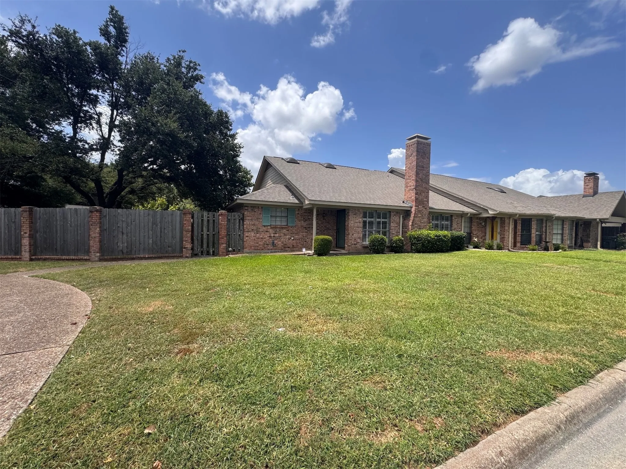 Townhouse For Sale in Navarro County , 205 Northwood Boulevard, Corsicana, Texas 75110, 2 Bedroom, 2 Bathroom, 2 Garage spaces, 2,000 Sqft, built in 1992, mls#21328556, Real Estate Agent in Corsicana, Homes For Sale in Navarro county, Homes For Sale in Corsicana, Realtor in Corsicana Texas, Real Estate Brokerage Independent Realty Texas, Luminita Cordes Realtor