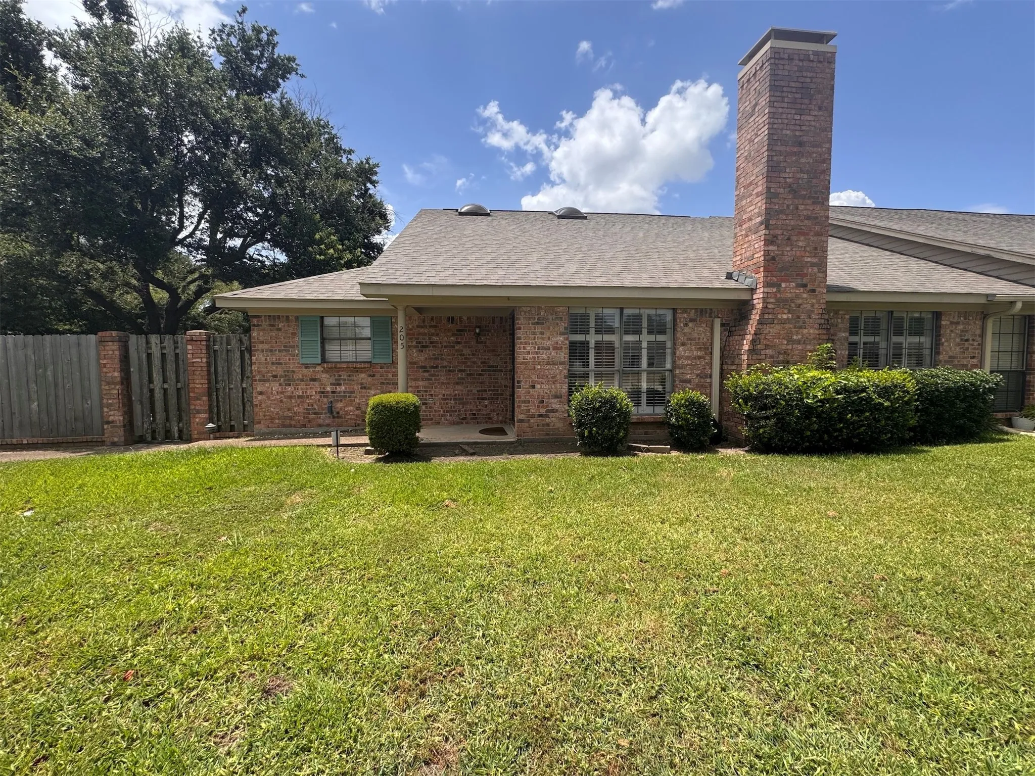 Townhouse For Sale in Navarro County , 205 Northwood Boulevard, Corsicana, Texas 75110, 2 Bedroom, 2 Bathroom, 2 Garage spaces, 2,000 Sqft, built in 1992, mls#21328556, Real Estate Agent in Corsicana, Homes For Sale in Navarro county, Homes For Sale in Corsicana, Realtor in Corsicana Texas, Real Estate Brokerage Independent Realty Texas, Luminita Cordes Realtor
