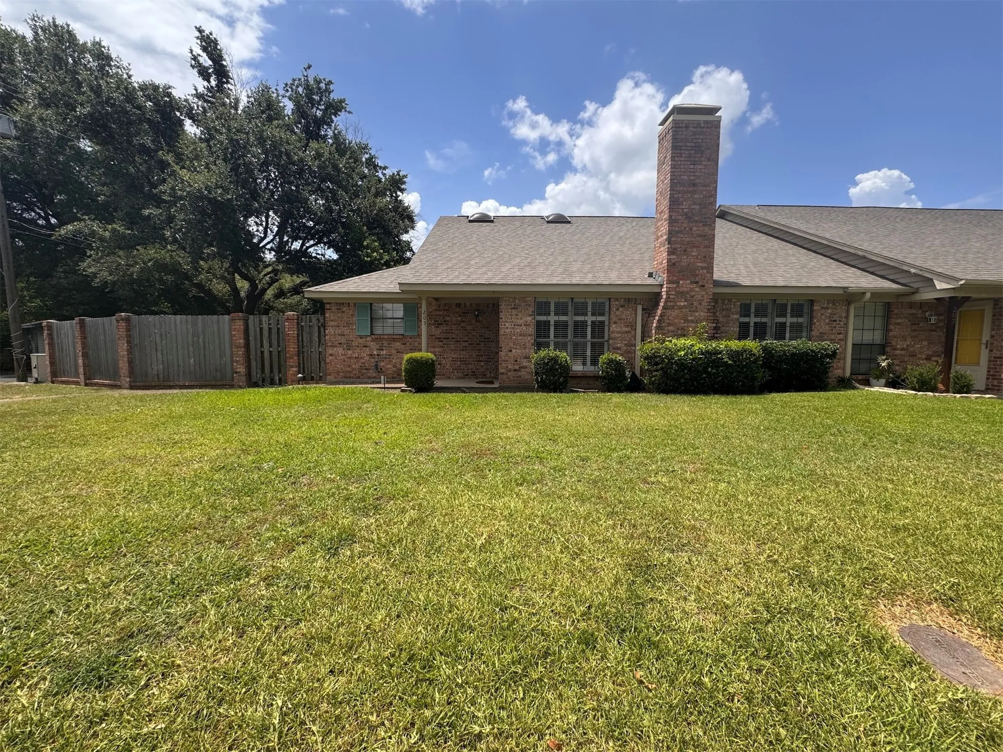 Townhouse For Sale in Navarro County , 205 Northwood Boulevard, Corsicana, Texas 75110, 2 Bedroom, 2 Bathroom, 2 Garage spaces, 2,000 Sqft, built in 1992, mls#21328556, Real Estate Agent in Corsicana, Homes For Sale in Navarro county, Homes For Sale in Corsicana, Realtor in Corsicana Texas, Real Estate Brokerage Independent Realty Texas, Luminita Cordes Realtor