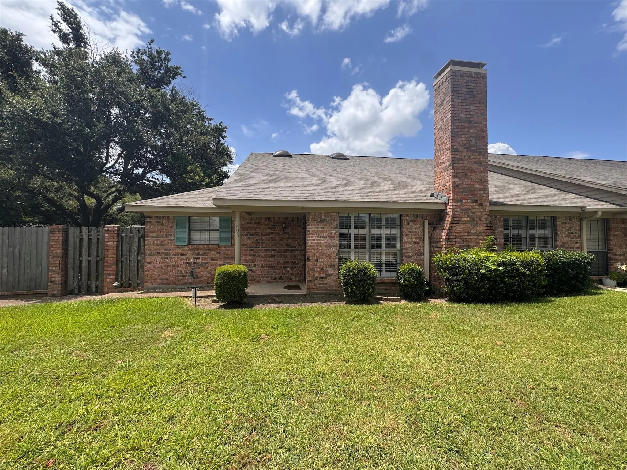Townhouse For Sale in Navarro County , 205 Northwood Boulevard, Corsicana, Texas 75110, 2 Bedroom, 2 Bathroom, 2 Garage spaces, 2,000 Sqft, built in 1992, mls#21328556, Real Estate Agent in Corsicana, Homes For Sale in Navarro county, Homes For Sale in Corsicana, Realtor in Corsicana Texas, Real Estate Brokerage Independent Realty Texas, Luminita Cordes Realtor