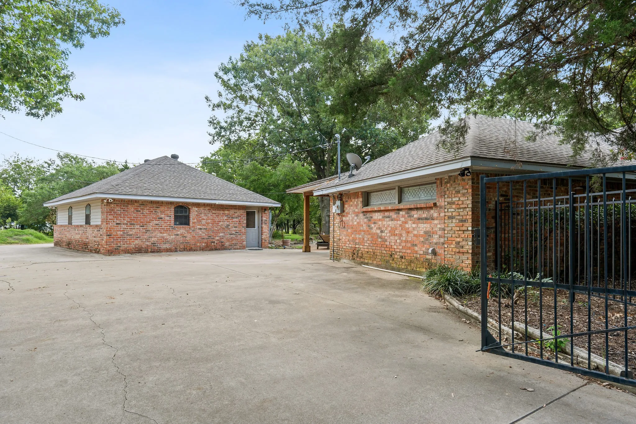 Single Family Residence For Rent in Tarrant County , 2413 Taylor Street, Southlake, Texas 76092, 4 Bedroom, 3 Bathroom, 2 Garage spaces, 3,166 Sqft, built in 1984, mls#21328828, Real Estate Agent in Southlake, Homes For Rent in Tarrant county, Homes For Rent in Southlake, Realtor in Southlake Texas, Real Estate Brokerage Independent Realty Texas, Luminita Cordes Realtor