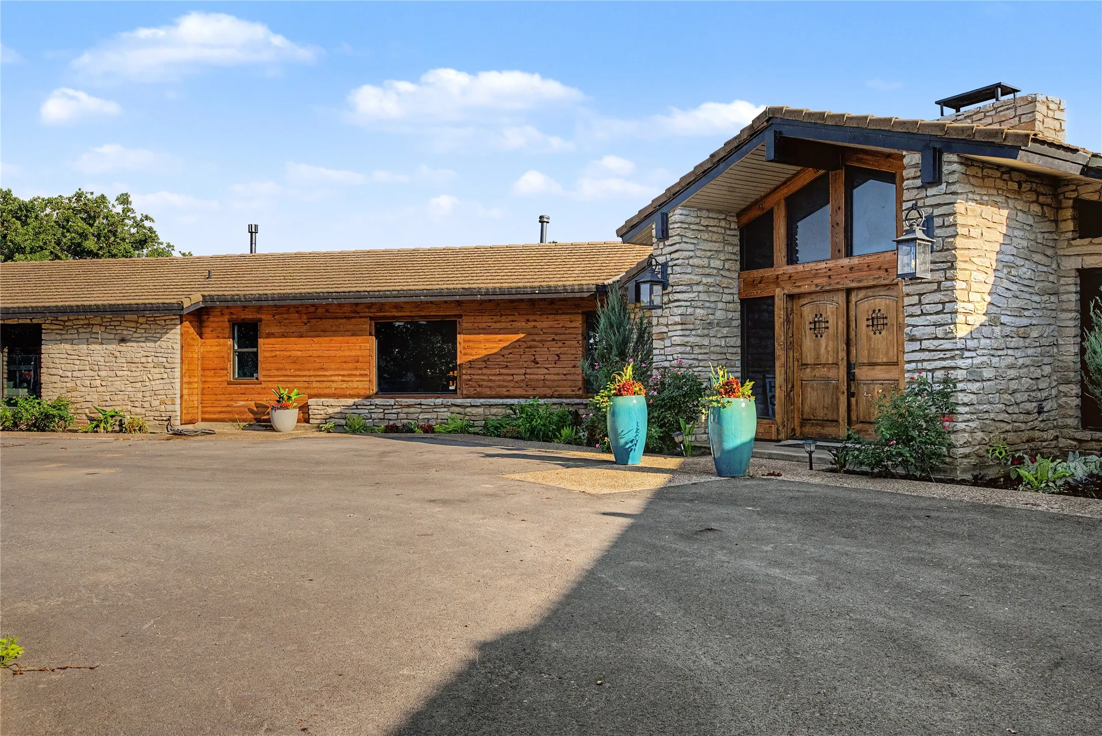 Single Family Residence For Sale in Palo Pinto County , 80342 Interstate 20, Gordon, Texas 76453, 3 Bedrooms, 3 Bathrooms, 2 Garage spaces, 4,196 Sqft, built in 1984, Price $1,450,000, mls#21329114, Real Estate Agent in Gordon, Homes For Sale in Palo Pinto county, Homes For Sale in Gordon, Realtor in Gordon Texas, Real Estate Brokerage Independent Realty Texas, Luminita Cordes Realtor