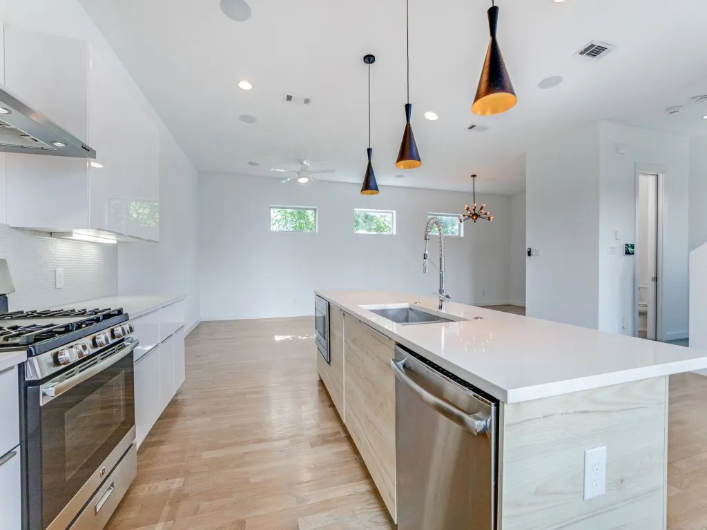 Townhouse For Rent in Dallas County , 5714 Bryan Parkway D, Dallas, Texas 75206, 2 Bedroom, 3 Bathroom, 2 Garage spaces, 1,898 Sqft, built in 2015, mls#21329120, Real Estate Agent in Dallas, Homes For Rent in Dallas county, Homes For Rent in Dallas, Realtor in Dallas Texas, Real Estate Brokerage Independent Realty Texas, Luminita Cordes Realtor