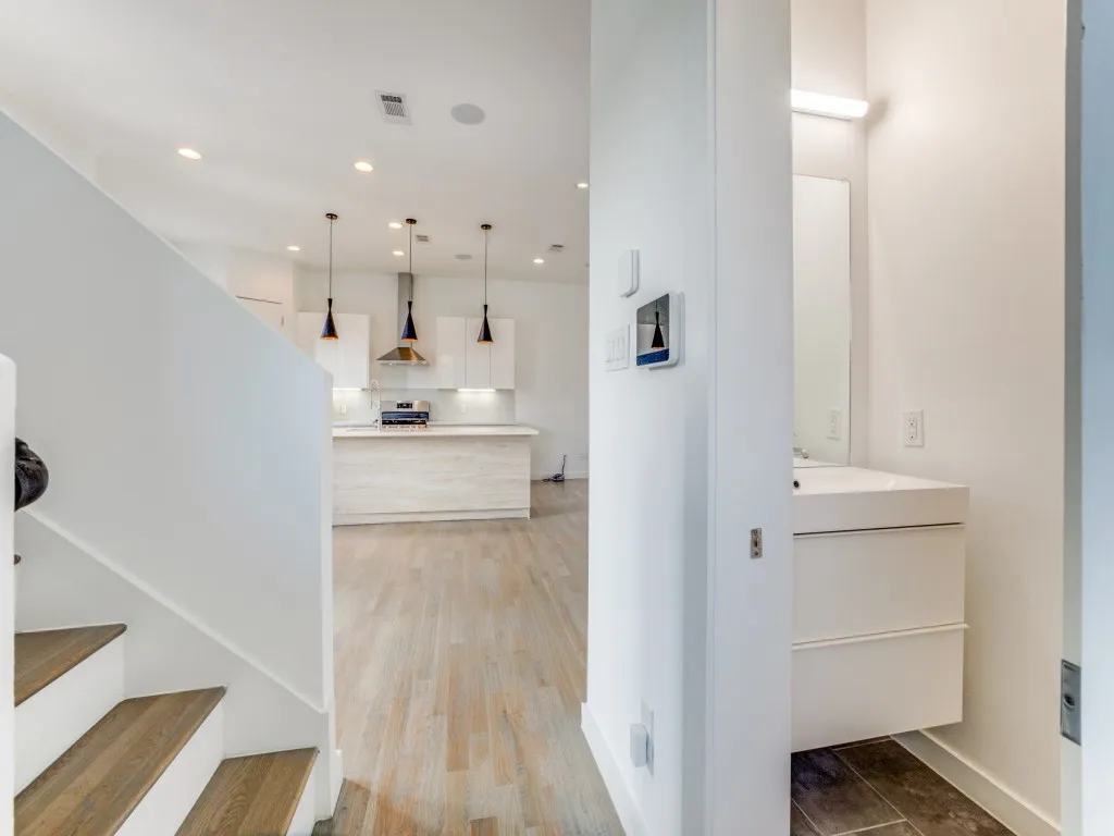 Townhouse For Rent in Dallas County , 5714 Bryan Parkway D, Dallas, Texas 75206, 2 Bedroom, 3 Bathroom, 2 Garage spaces, 1,898 Sqft, built in 2015, mls#21329120, Real Estate Agent in Dallas, Homes For Rent in Dallas county, Homes For Rent in Dallas, Realtor in Dallas Texas, Real Estate Brokerage Independent Realty Texas, Luminita Cordes Realtor