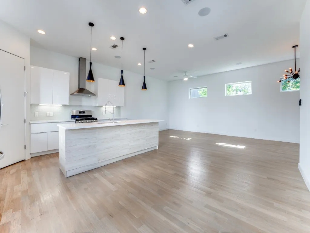 Townhouse For Rent in Dallas County , 5714 Bryan Parkway D, Dallas, Texas 75206, 2 Bedroom, 3 Bathroom, 2 Garage spaces, 1,898 Sqft, built in 2015, mls#21329120, Real Estate Agent in Dallas, Homes For Rent in Dallas county, Homes For Rent in Dallas, Realtor in Dallas Texas, Real Estate Brokerage Independent Realty Texas, Luminita Cordes Realtor