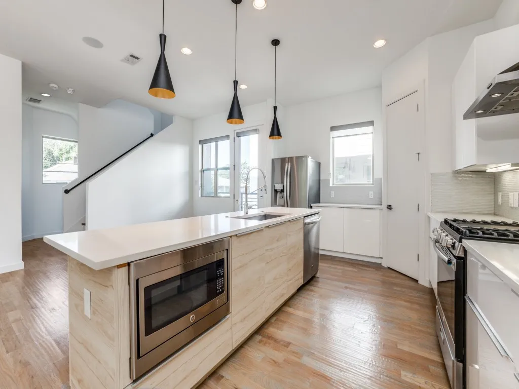 Townhouse For Rent in Dallas County , 5714 Bryan Parkway D, Dallas, Texas 75206, 2 Bedroom, 3 Bathroom, 2 Garage spaces, 1,898 Sqft, built in 2015, mls#21329120, Real Estate Agent in Dallas, Homes For Rent in Dallas county, Homes For Rent in Dallas, Realtor in Dallas Texas, Real Estate Brokerage Independent Realty Texas, Luminita Cordes Realtor