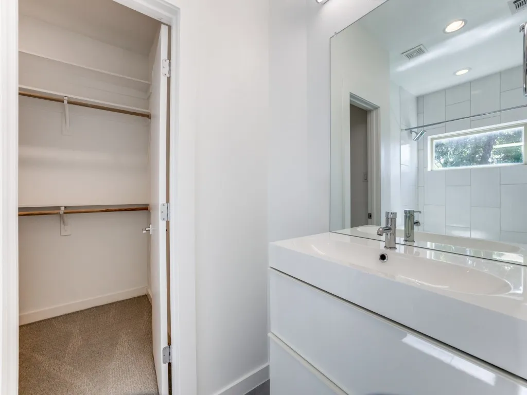 Townhouse For Rent in Dallas County , 5714 Bryan Parkway D, Dallas, Texas 75206, 2 Bedroom, 3 Bathroom, 2 Garage spaces, 1,898 Sqft, built in 2015, mls#21329120, Real Estate Agent in Dallas, Homes For Rent in Dallas county, Homes For Rent in Dallas, Realtor in Dallas Texas, Real Estate Brokerage Independent Realty Texas, Luminita Cordes Realtor