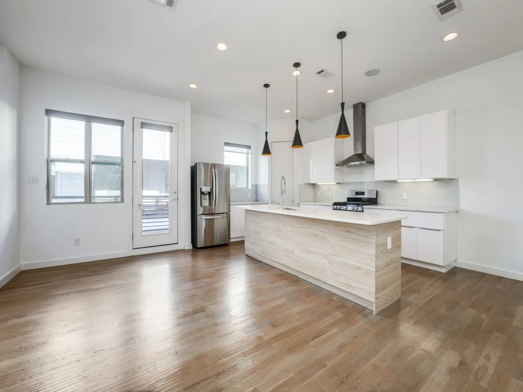 Townhouse For Rent in Dallas County , 5714 Bryan Parkway D, Dallas, Texas 75206, 2 Bedroom, 3 Bathroom, 2 Garage spaces, 1,898 Sqft, built in 2015, mls#21329120, Real Estate Agent in Dallas, Homes For Rent in Dallas county, Homes For Rent in Dallas, Realtor in Dallas Texas, Real Estate Brokerage Independent Realty Texas, Luminita Cordes Realtor