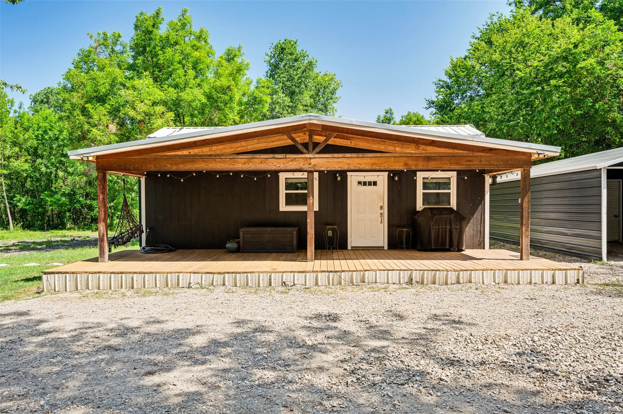 Single Family Residence For Sale in Grayson County , 555 Yowell Hill Road, Tom Bean, Texas 75491, 1 Bedroom, 2 Bathroom, Garage spaces, 985 Sqft, built in 2020, mls#21329109, Real Estate Agent in Tom Bean, Homes For Sale in Grayson county, Homes For Sale in Tom Bean, Realtor in Tom Bean Texas, Real Estate Brokerage Independent Realty Texas, Luminita Cordes Realtor