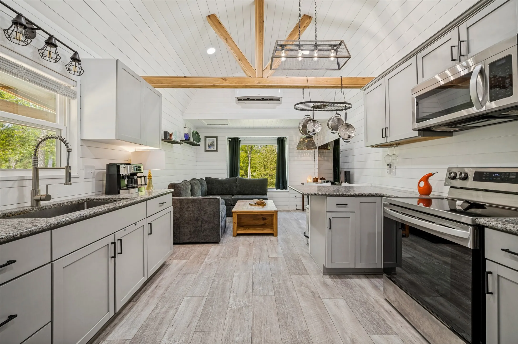 Single Family Residence For Sale in Grayson County , 555 Yowell Hill Road, Tom Bean, Texas 75491, 1 Bedroom, 2 Bathroom, Garage spaces, 985 Sqft, built in 2020, mls#21329109, Real Estate Agent in Tom Bean, Homes For Sale in Grayson county, Homes For Sale in Tom Bean, Realtor in Tom Bean Texas, Real Estate Brokerage Independent Realty Texas, Luminita Cordes Realtor