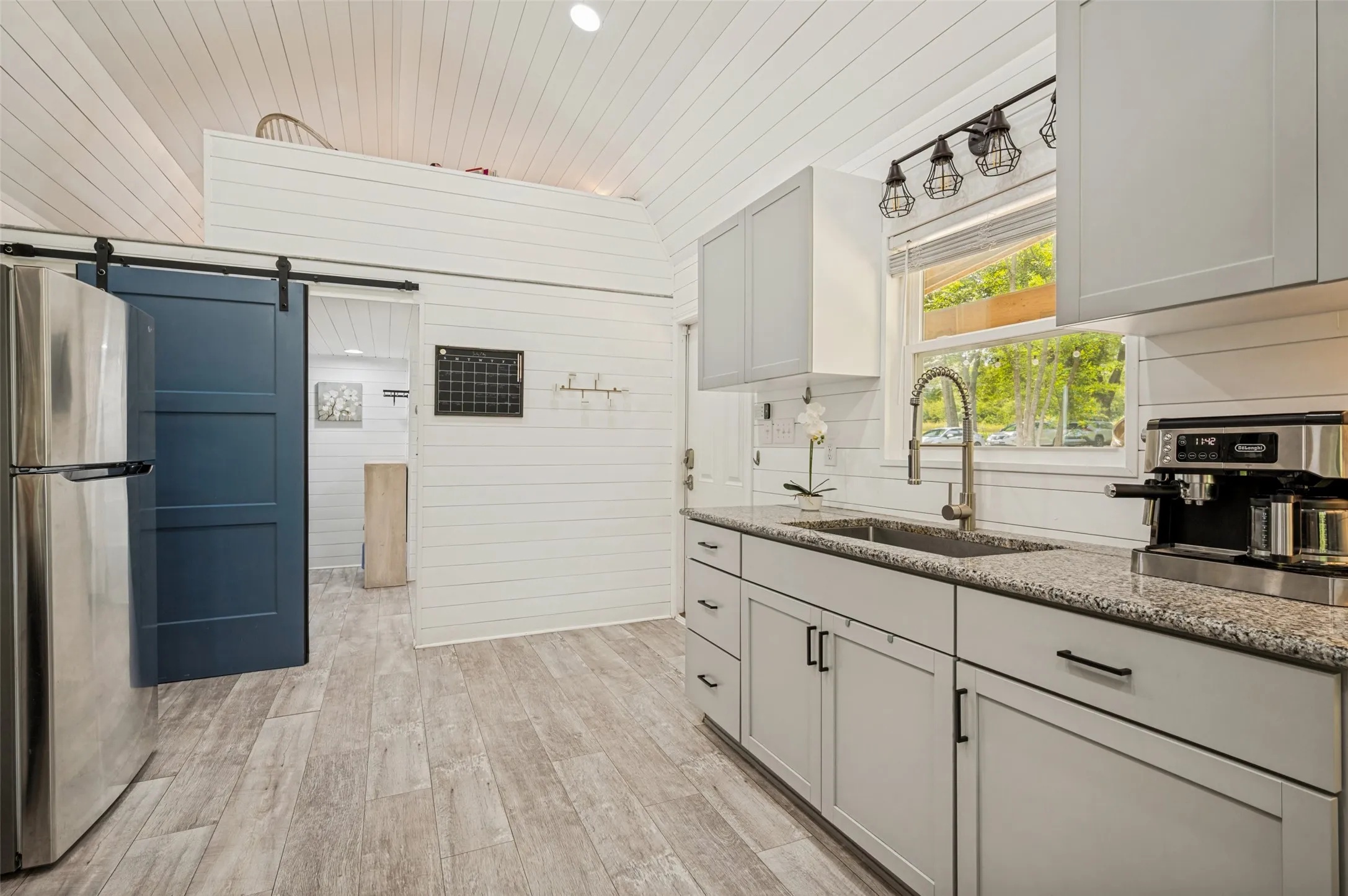 Single Family Residence For Sale in Grayson County , 555 Yowell Hill Road, Tom Bean, Texas 75491, 1 Bedroom, 2 Bathroom, Garage spaces, 985 Sqft, built in 2020, mls#21329109, Real Estate Agent in Tom Bean, Homes For Sale in Grayson county, Homes For Sale in Tom Bean, Realtor in Tom Bean Texas, Real Estate Brokerage Independent Realty Texas, Luminita Cordes Realtor