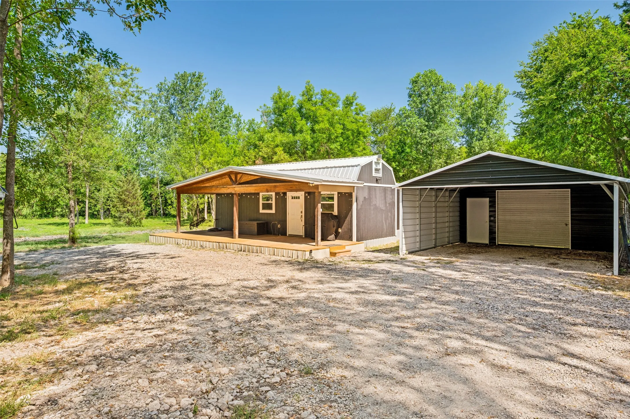Single Family Residence For Sale in Grayson County , 555 Yowell Hill Road, Tom Bean, Texas 75491, 1 Bedroom, 2 Bathroom, Garage spaces, 985 Sqft, built in 2020, mls#21329109, Real Estate Agent in Tom Bean, Homes For Sale in Grayson county, Homes For Sale in Tom Bean, Realtor in Tom Bean Texas, Real Estate Brokerage Independent Realty Texas, Luminita Cordes Realtor