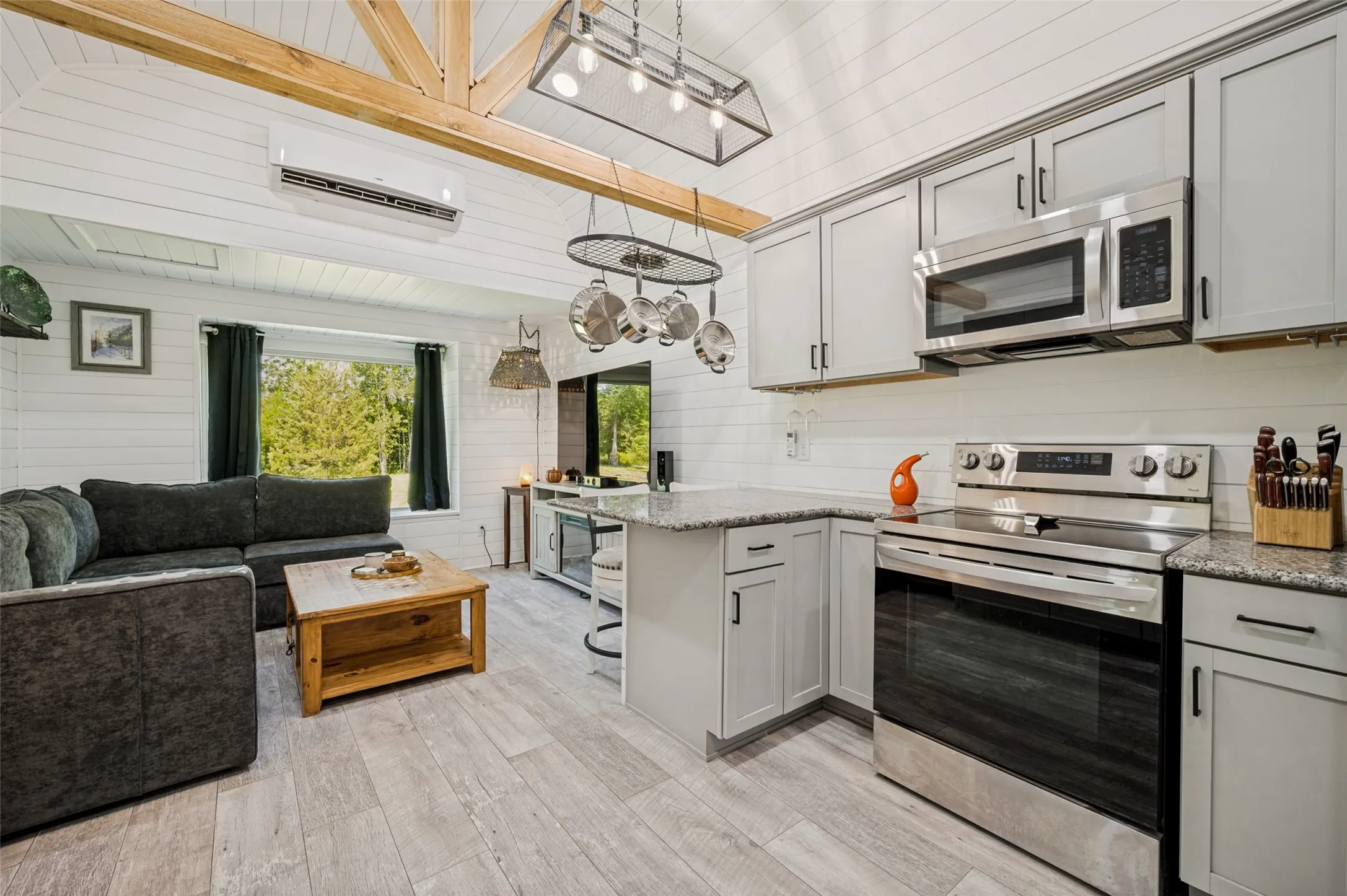 Single Family Residence For Sale in Grayson County , 555 Yowell Hill Road, Tom Bean, Texas 75491, 1 Bedroom, 2 Bathroom, Garage spaces, 985 Sqft, built in 2020, mls#21329109, Real Estate Agent in Tom Bean, Homes For Sale in Grayson county, Homes For Sale in Tom Bean, Realtor in Tom Bean Texas, Real Estate Brokerage Independent Realty Texas, Luminita Cordes Realtor