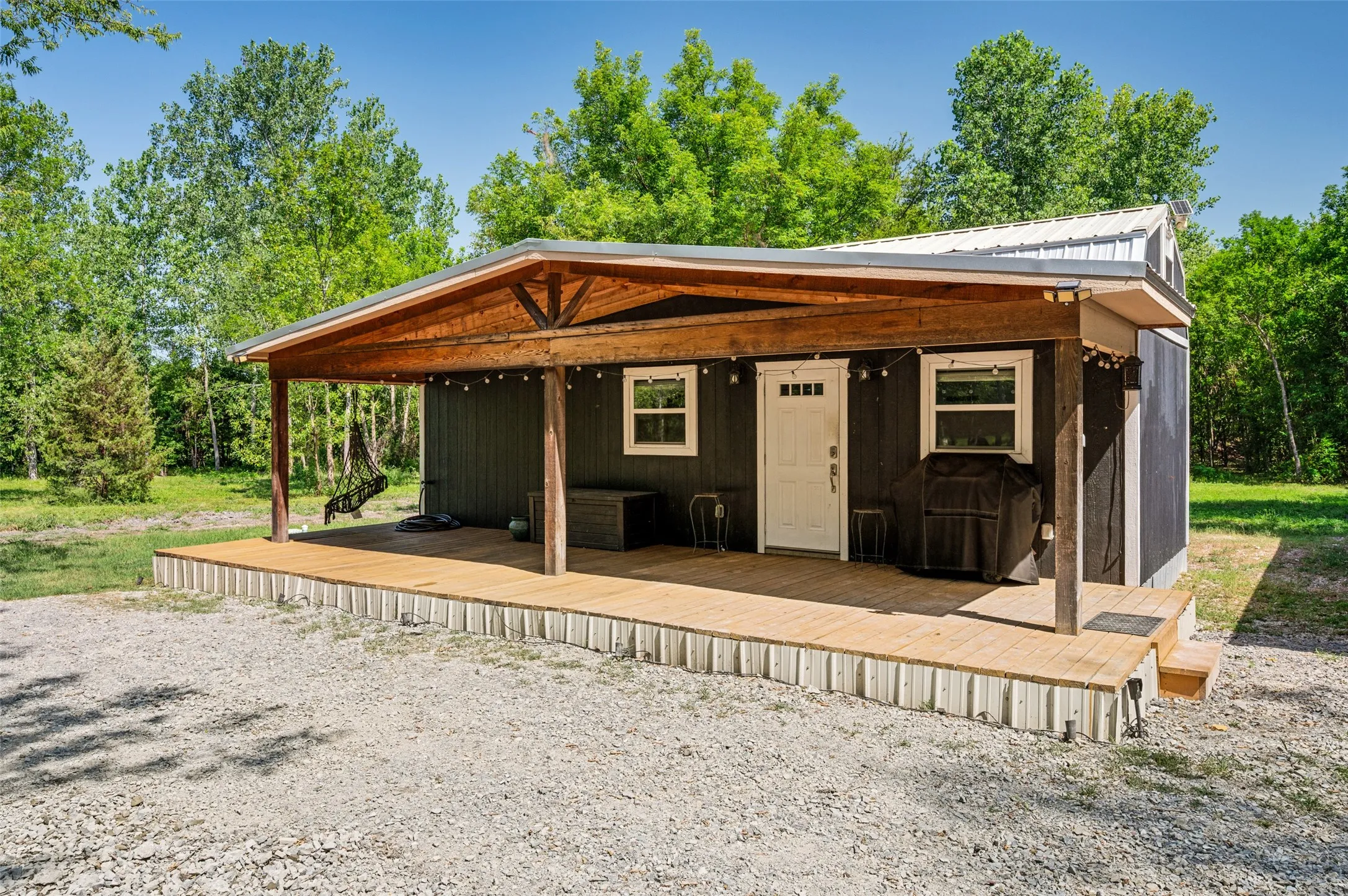 Single Family Residence For Sale in Grayson County , 555 Yowell Hill Road, Tom Bean, Texas 75491, 1 Bedroom, 2 Bathroom, Garage spaces, 985 Sqft, built in 2020, mls#21329109, Real Estate Agent in Tom Bean, Homes For Sale in Grayson county, Homes For Sale in Tom Bean, Realtor in Tom Bean Texas, Real Estate Brokerage Independent Realty Texas, Luminita Cordes Realtor