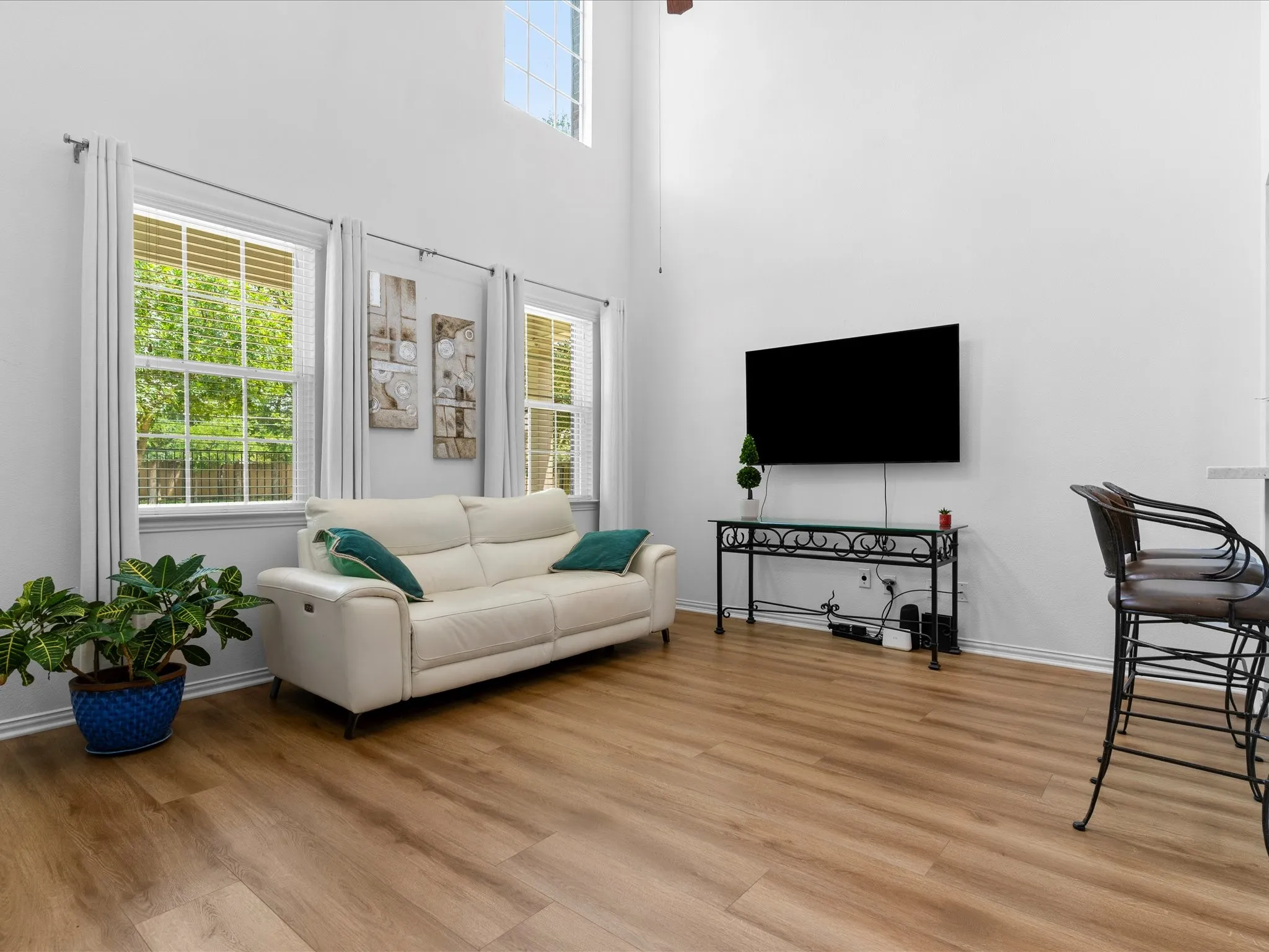 Townhouse For Sale in Tarrant County , 3106 Bedford Road, Bedford, Texas 76021, 2 Bedroom, 2 Bathroom, 2 Garage spaces, 1,216 Sqft, built in 2008, mls#21328980, Real Estate Agent in Bedford, Homes For Sale in Tarrant county, Homes For Sale in Bedford, Realtor in Bedford Texas, Real Estate Brokerage Independent Realty Texas, Luminita Cordes Realtor