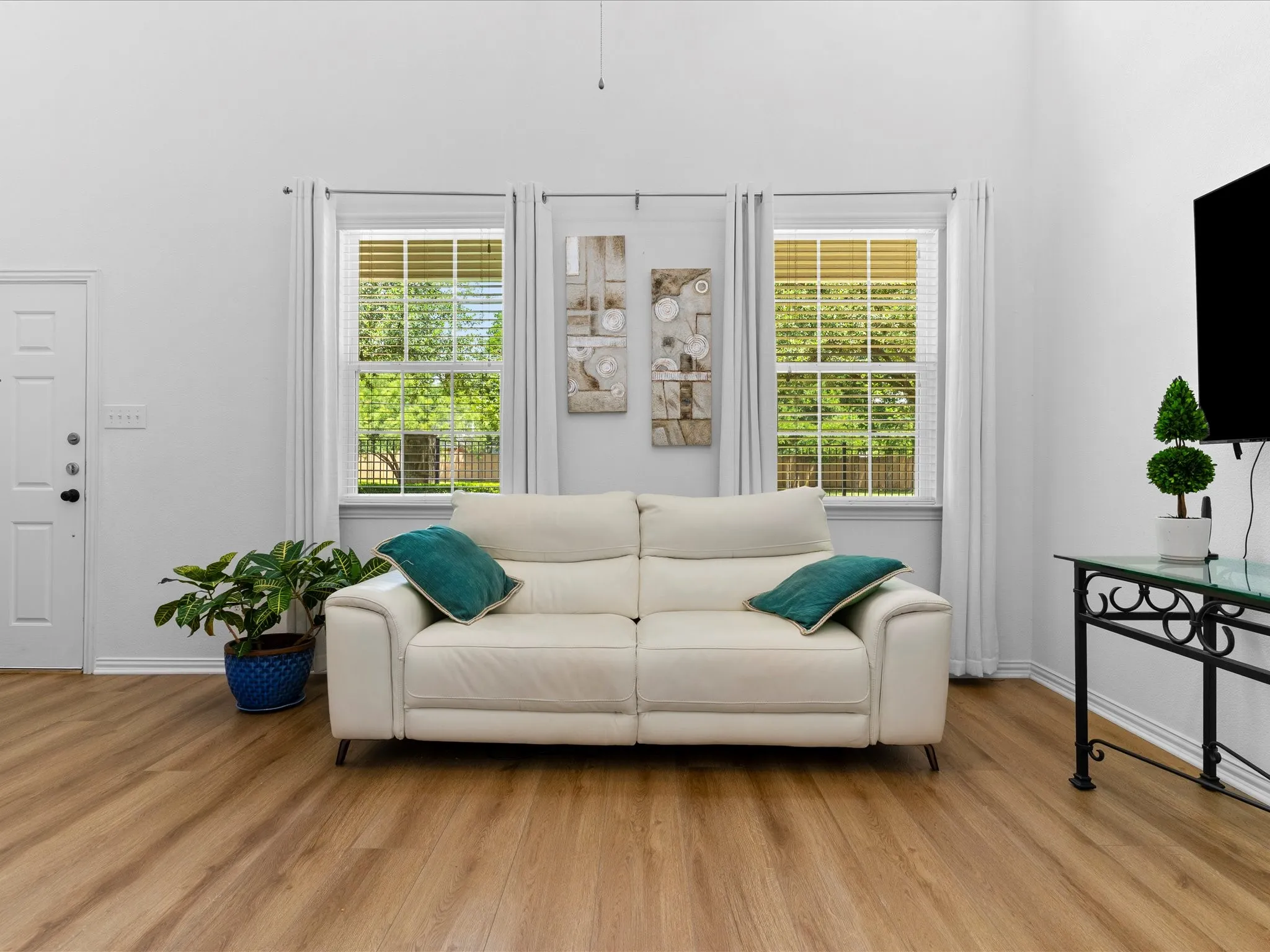 Townhouse For Sale in Tarrant County , 3106 Bedford Road, Bedford, Texas 76021, 2 Bedroom, 2 Bathroom, 2 Garage spaces, 1,216 Sqft, built in 2008, mls#21328980, Real Estate Agent in Bedford, Homes For Sale in Tarrant county, Homes For Sale in Bedford, Realtor in Bedford Texas, Real Estate Brokerage Independent Realty Texas, Luminita Cordes Realtor