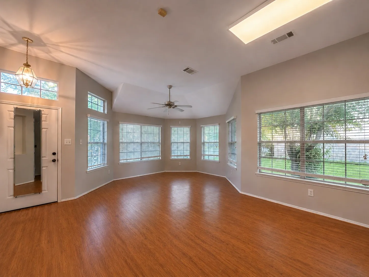 Single Family Residence For Sale in Dallas County , 917 Bard Drive, Garland, Texas 75040, 3 Bedroom, 2 Bathroom, 2 Garage spaces, 1,728 Sqft, built in 1997, mls#21329129, Real Estate Agent in Garland, Homes For Sale in Dallas county, Homes For Sale in Garland, Realtor in Garland Texas, Real Estate Brokerage Independent Realty Texas, Luminita Cordes Realtor