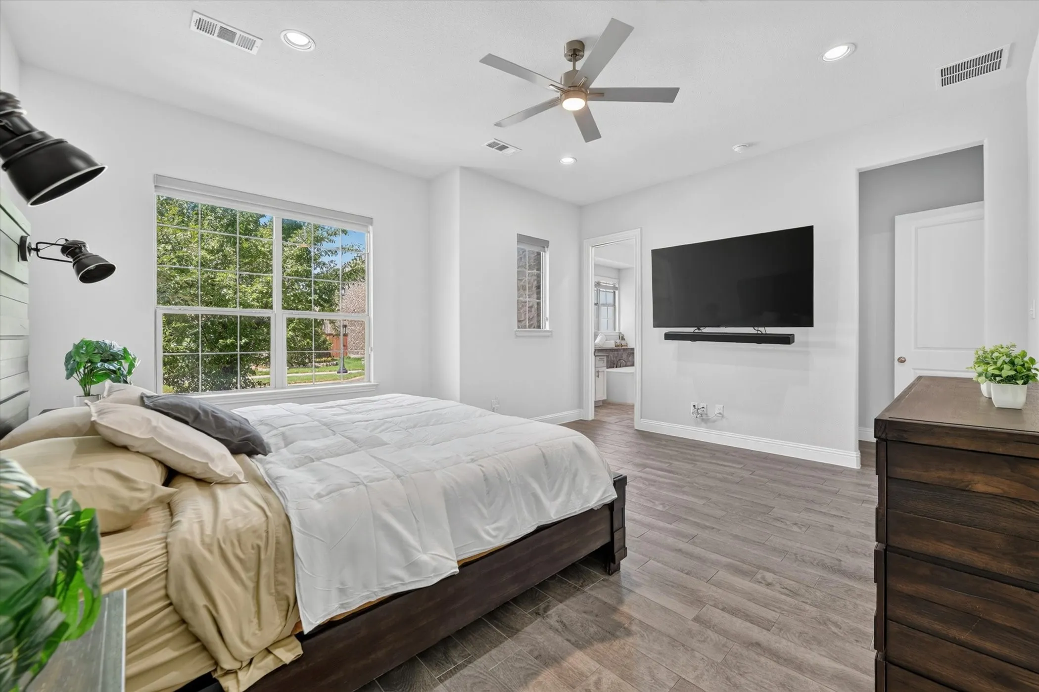 Single Family Residence For Sale in Dallas County , 12728 Royal Oaks Lane, Farmers Branch, Texas 75234, 4 Bedroom, 4 Bathroom, 2 Garage spaces, 3,558 Sqft, built in 2020, mls#21328239, Real Estate Agent in Farmers Branch, Homes For Sale in Dallas county, Homes For Sale in Farmers Branch, Realtor in Farmers Branch Texas, Real Estate Brokerage Independent Realty Texas, Luminita Cordes Realtor