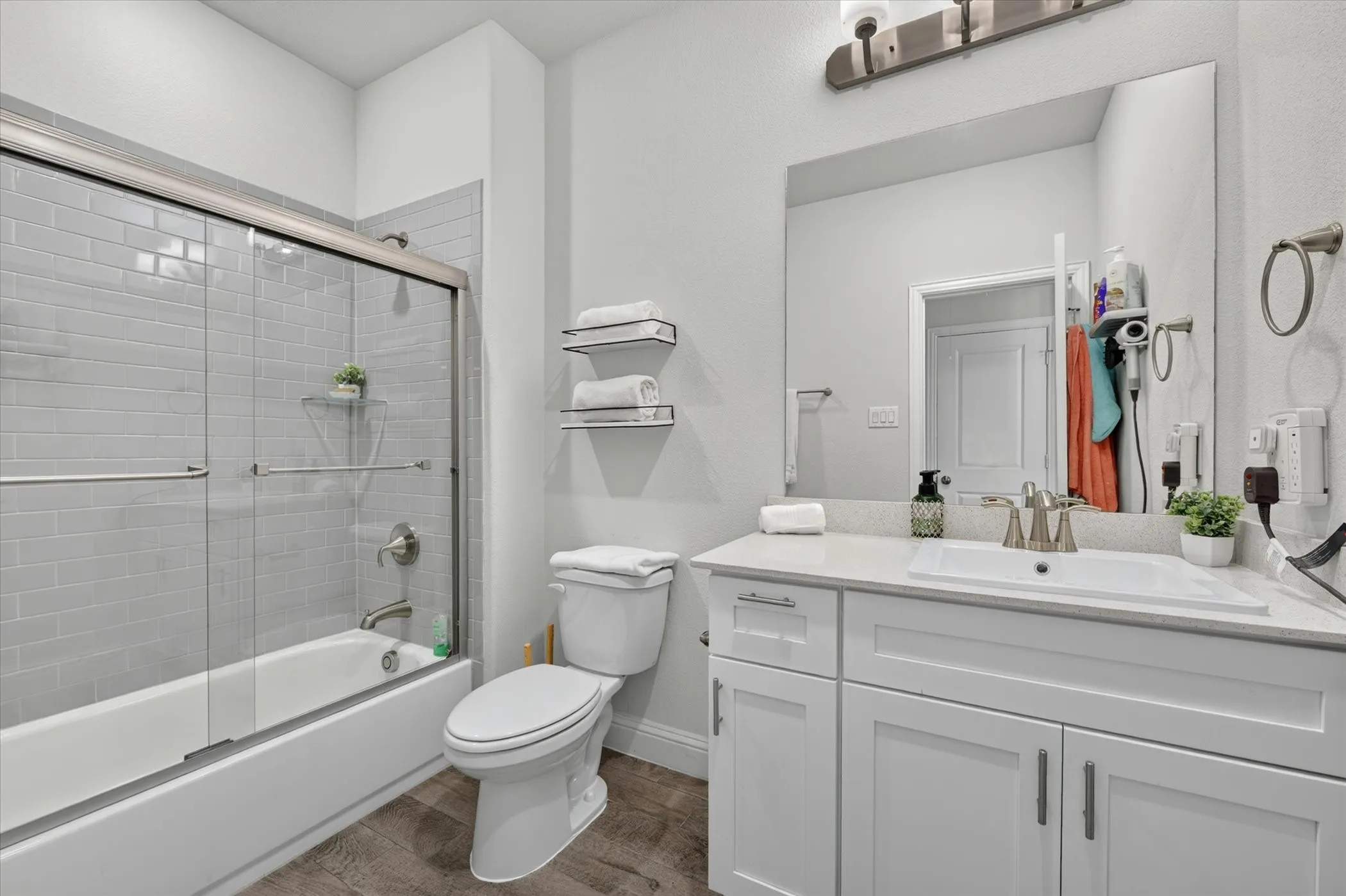 Single Family Residence For Sale in Dallas County , 12728 Royal Oaks Lane, Farmers Branch, Texas 75234, 4 Bedroom, 4 Bathroom, 2 Garage spaces, 3,558 Sqft, built in 2020, mls#21328239, Real Estate Agent in Farmers Branch, Homes For Sale in Dallas county, Homes For Sale in Farmers Branch, Realtor in Farmers Branch Texas, Real Estate Brokerage Independent Realty Texas, Luminita Cordes Realtor