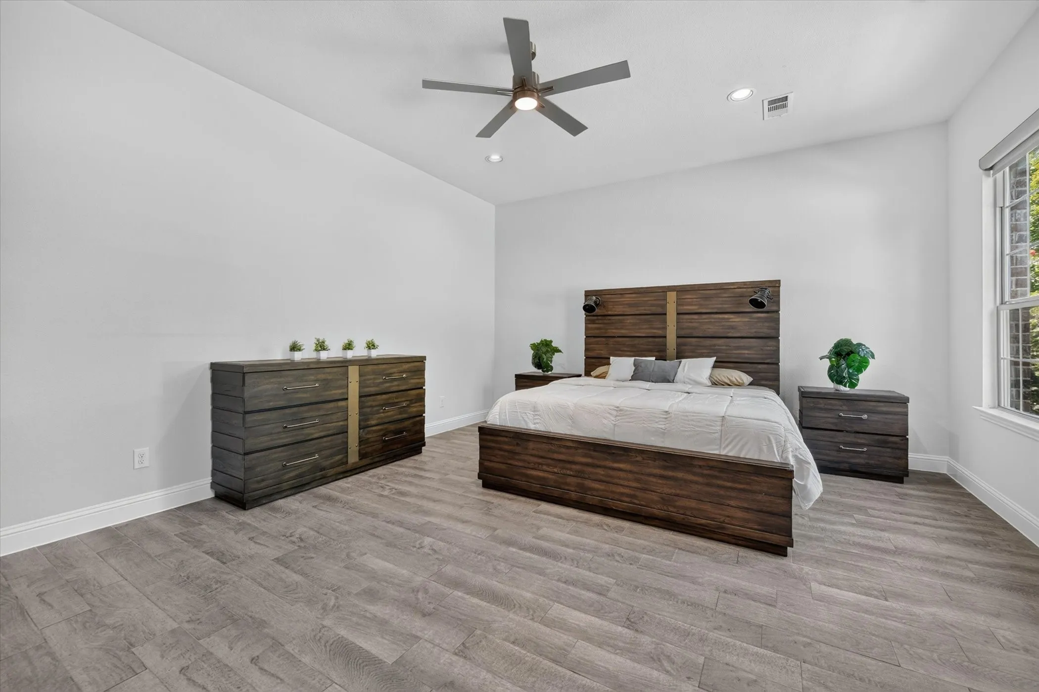 Single Family Residence For Sale in Dallas County , 12728 Royal Oaks Lane, Farmers Branch, Texas 75234, 4 Bedroom, 4 Bathroom, 2 Garage spaces, 3,558 Sqft, built in 2020, mls#21328239, Real Estate Agent in Farmers Branch, Homes For Sale in Dallas county, Homes For Sale in Farmers Branch, Realtor in Farmers Branch Texas, Real Estate Brokerage Independent Realty Texas, Luminita Cordes Realtor