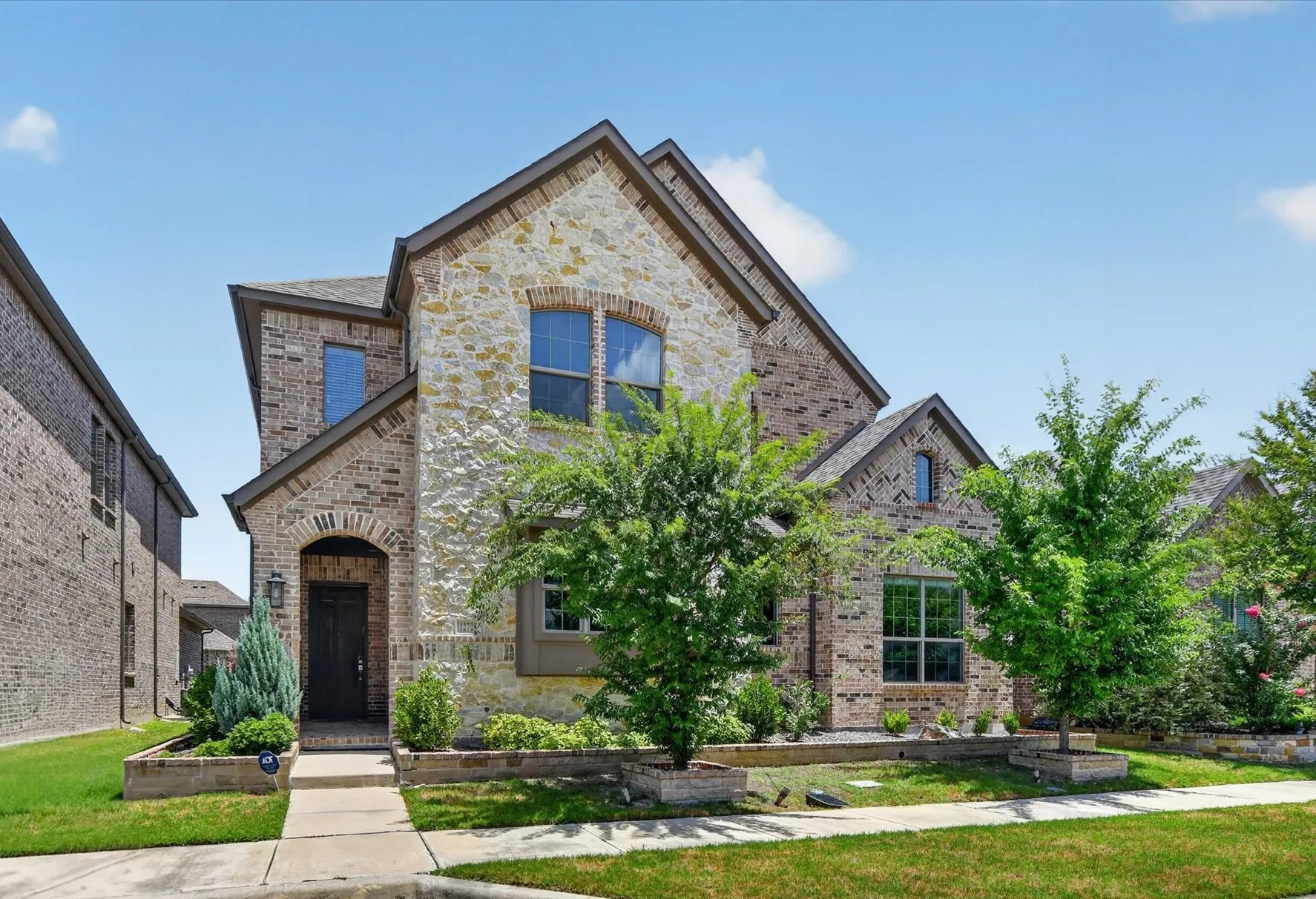 Single Family Residence For Sale in Dallas County , 12728 Royal Oaks Lane, Farmers Branch, Texas 75234, 4 Bedroom, 4 Bathroom, 2 Garage spaces, 3,558 Sqft, built in 2020, mls#21328239, Real Estate Agent in Farmers Branch, Homes For Sale in Dallas county, Homes For Sale in Farmers Branch, Realtor in Farmers Branch Texas, Real Estate Brokerage Independent Realty Texas, Luminita Cordes Realtor