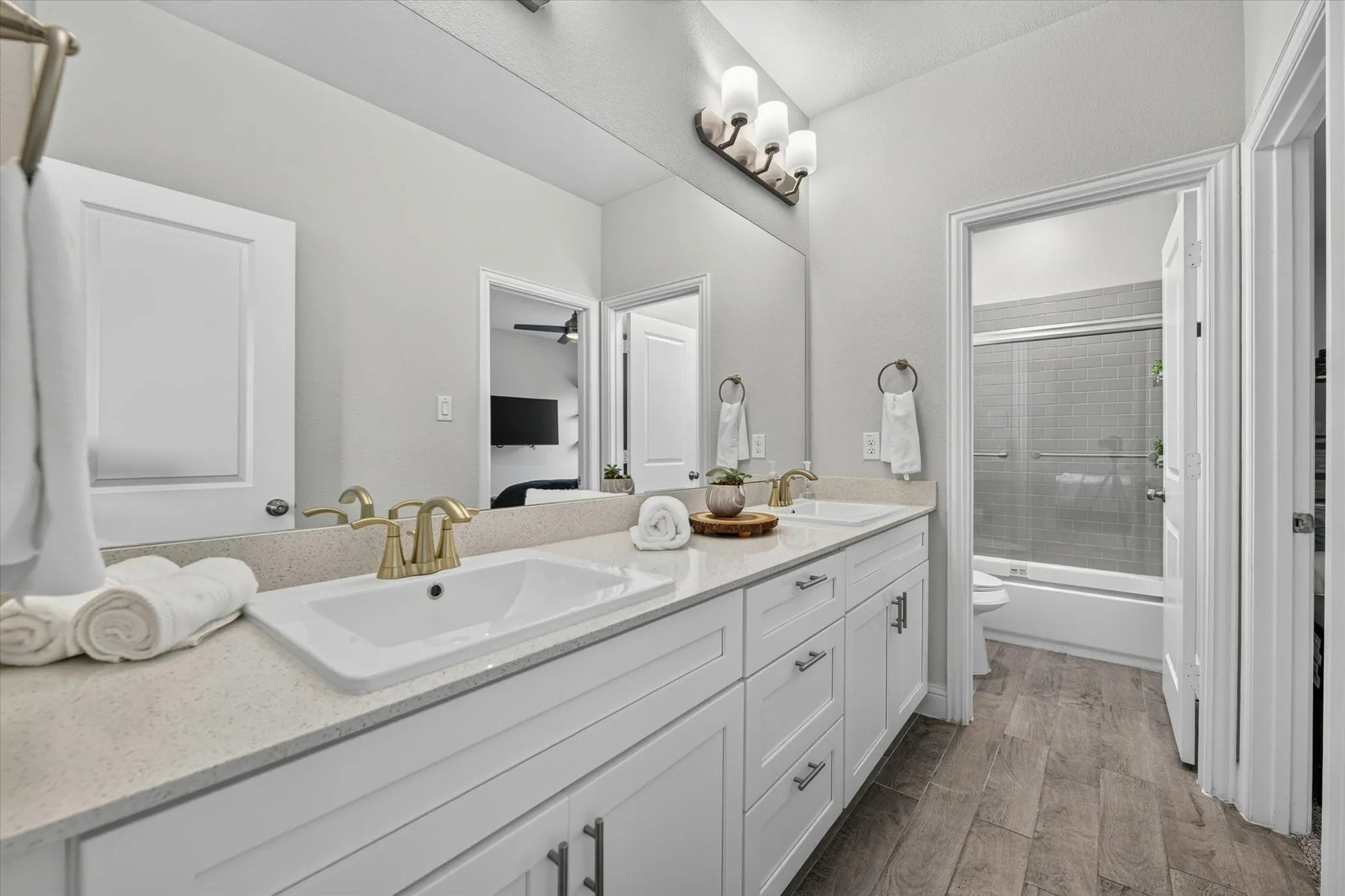 Single Family Residence For Sale in Dallas County , 12728 Royal Oaks Lane, Farmers Branch, Texas 75234, 4 Bedroom, 4 Bathroom, 2 Garage spaces, 3,558 Sqft, built in 2020, mls#21328239, Real Estate Agent in Farmers Branch, Homes For Sale in Dallas county, Homes For Sale in Farmers Branch, Realtor in Farmers Branch Texas, Real Estate Brokerage Independent Realty Texas, Luminita Cordes Realtor