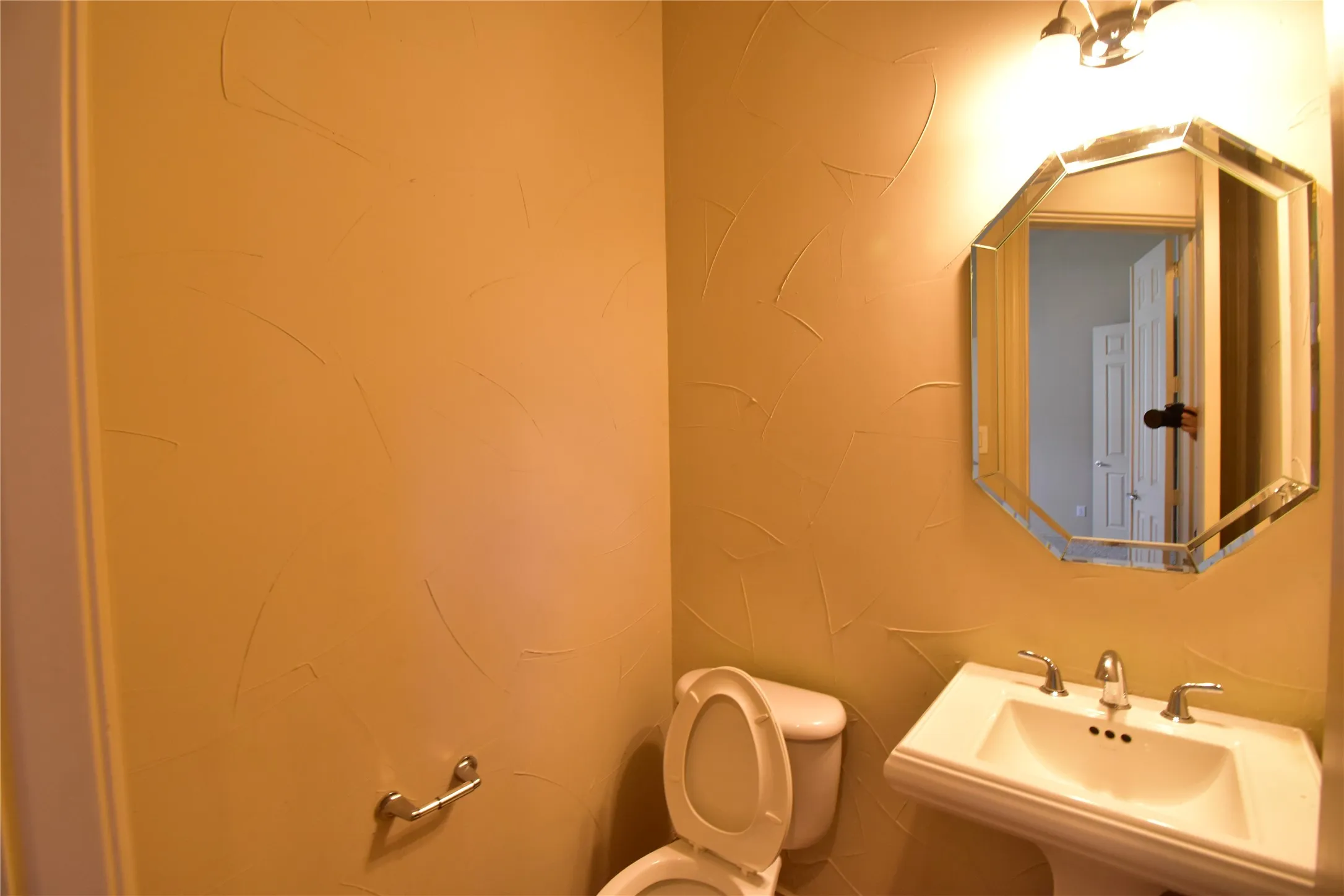 Single Family Residence For Rent in Collin County , 14857 Holly Leaf Drive, Frisco, Texas 75035, 4 Bedroom, 4 Bathroom, 2 Garage spaces, 4,157 Sqft, built in 2004, mls#21329146, Real Estate Agent in Frisco, Homes For Rent in Collin county, Homes For Rent in Frisco, Realtor in Frisco Texas, Real Estate Brokerage Independent Realty Texas, Luminita Cordes Realtor