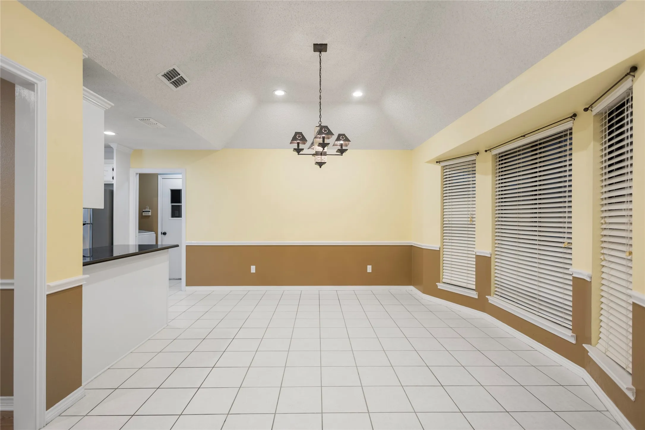 Single Family Residence For Sale in Henderson County , 121 Crestview Street, Chandler, Texas 75758, 3 Bedroom, 2 Bathroom, 2 Garage spaces, 2,047 Sqft, built in 1987, mls#21328196, Real Estate Agent in Chandler, Homes For Sale in Henderson county, Homes For Sale in Chandler, Realtor in Chandler Texas, Real Estate Brokerage Independent Realty Texas, Luminita Cordes Realtor