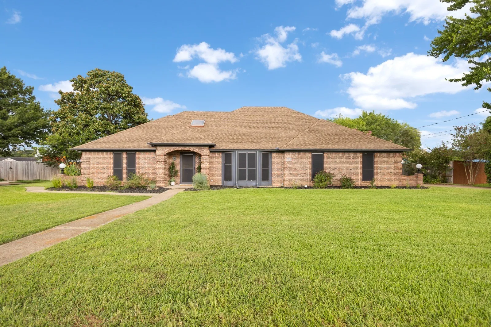 Single Family Residence For Sale in Henderson County , 121 Crestview Street, Chandler, Texas 75758, 3 Bedroom, 2 Bathroom, 2 Garage spaces, 2,047 Sqft, built in 1987, mls#21328196, Real Estate Agent in Chandler, Homes For Sale in Henderson county, Homes For Sale in Chandler, Realtor in Chandler Texas, Real Estate Brokerage Independent Realty Texas, Luminita Cordes Realtor