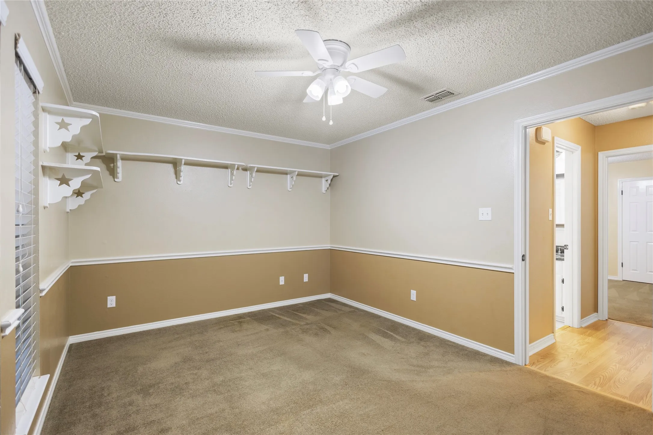 Single Family Residence For Sale in Henderson County , 121 Crestview Street, Chandler, Texas 75758, 3 Bedroom, 2 Bathroom, 2 Garage spaces, 2,047 Sqft, built in 1987, mls#21328196, Real Estate Agent in Chandler, Homes For Sale in Henderson county, Homes For Sale in Chandler, Realtor in Chandler Texas, Real Estate Brokerage Independent Realty Texas, Luminita Cordes Realtor