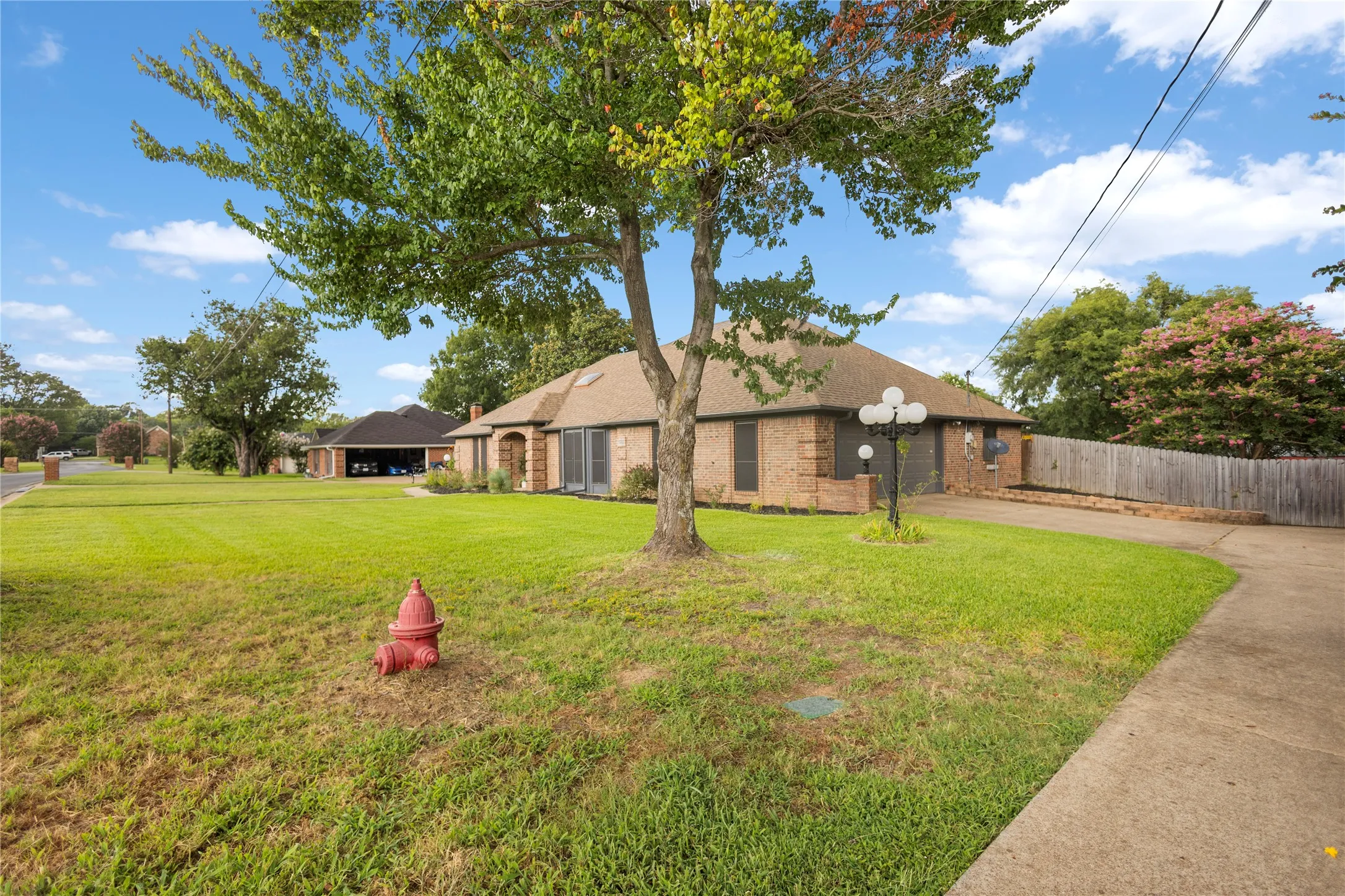 Single Family Residence For Sale in Henderson County , 121 Crestview Street, Chandler, Texas 75758, 3 Bedroom, 2 Bathroom, 2 Garage spaces, 2,047 Sqft, built in 1987, mls#21328196, Real Estate Agent in Chandler, Homes For Sale in Henderson county, Homes For Sale in Chandler, Realtor in Chandler Texas, Real Estate Brokerage Independent Realty Texas, Luminita Cordes Realtor