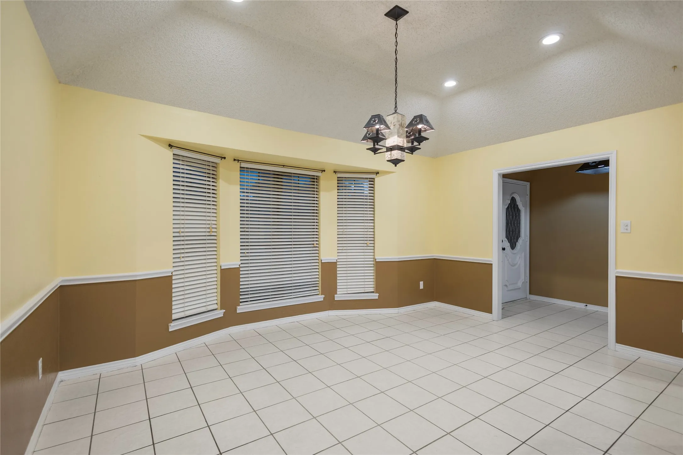 Single Family Residence For Sale in Henderson County , 121 Crestview Street, Chandler, Texas 75758, 3 Bedroom, 2 Bathroom, 2 Garage spaces, 2,047 Sqft, built in 1987, mls#21328196, Real Estate Agent in Chandler, Homes For Sale in Henderson county, Homes For Sale in Chandler, Realtor in Chandler Texas, Real Estate Brokerage Independent Realty Texas, Luminita Cordes Realtor