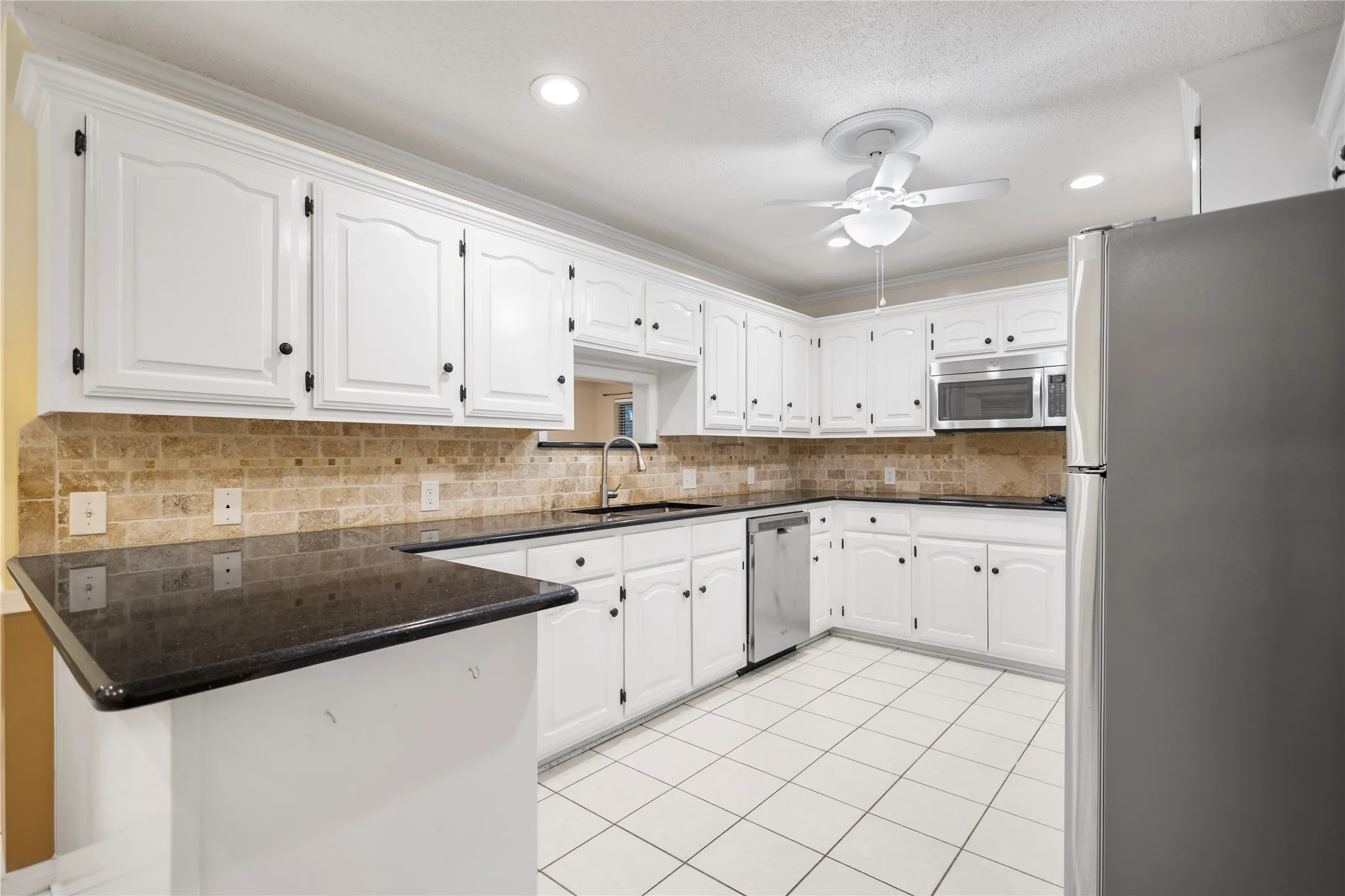 Single Family Residence For Sale in Henderson County , 121 Crestview Street, Chandler, Texas 75758, 3 Bedroom, 2 Bathroom, 2 Garage spaces, 2,047 Sqft, built in 1987, mls#21328196, Real Estate Agent in Chandler, Homes For Sale in Henderson county, Homes For Sale in Chandler, Realtor in Chandler Texas, Real Estate Brokerage Independent Realty Texas, Luminita Cordes Realtor