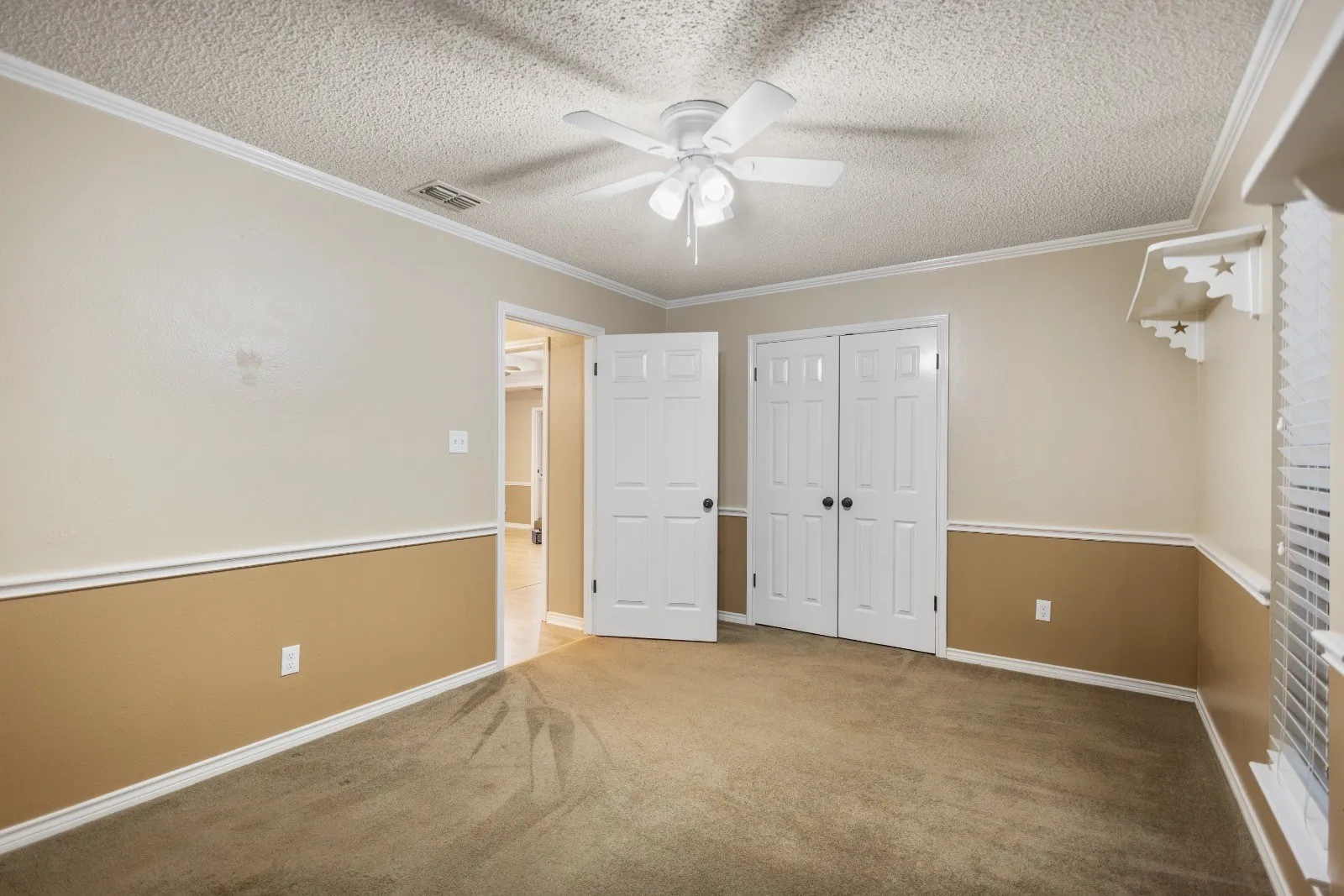 Single Family Residence For Sale in Henderson County , 121 Crestview Street, Chandler, Texas 75758, 3 Bedroom, 2 Bathroom, 2 Garage spaces, 2,047 Sqft, built in 1987, mls#21328196, Real Estate Agent in Chandler, Homes For Sale in Henderson county, Homes For Sale in Chandler, Realtor in Chandler Texas, Real Estate Brokerage Independent Realty Texas, Luminita Cordes Realtor