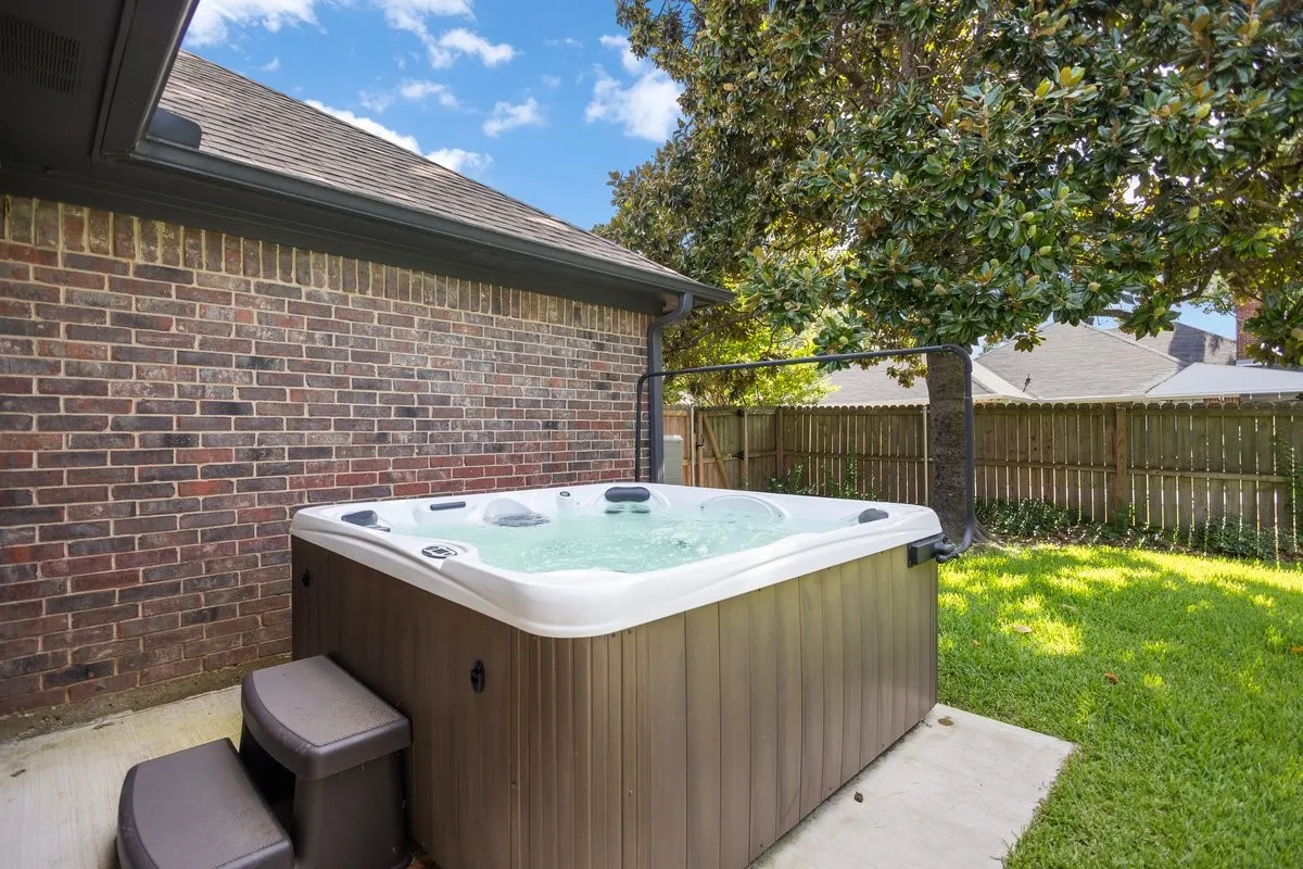 Single Family Residence For Sale in Henderson County , 121 Crestview Street, Chandler, Texas 75758, 3 Bedroom, 2 Bathroom, 2 Garage spaces, 2,047 Sqft, built in 1987, mls#21328196, Real Estate Agent in Chandler, Homes For Sale in Henderson county, Homes For Sale in Chandler, Realtor in Chandler Texas, Real Estate Brokerage Independent Realty Texas, Luminita Cordes Realtor
