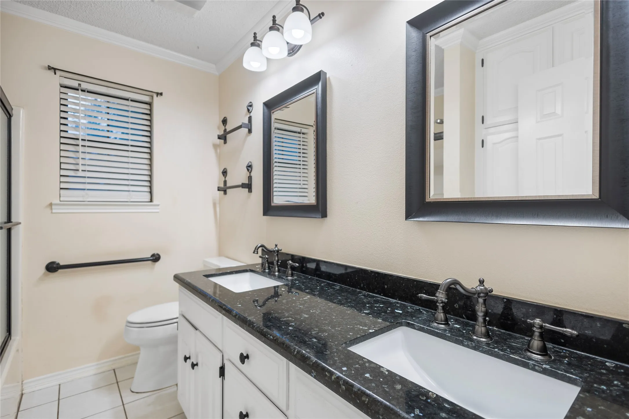 Single Family Residence For Sale in Henderson County , 121 Crestview Street, Chandler, Texas 75758, 3 Bedroom, 2 Bathroom, 2 Garage spaces, 2,047 Sqft, built in 1987, mls#21328196, Real Estate Agent in Chandler, Homes For Sale in Henderson county, Homes For Sale in Chandler, Realtor in Chandler Texas, Real Estate Brokerage Independent Realty Texas, Luminita Cordes Realtor