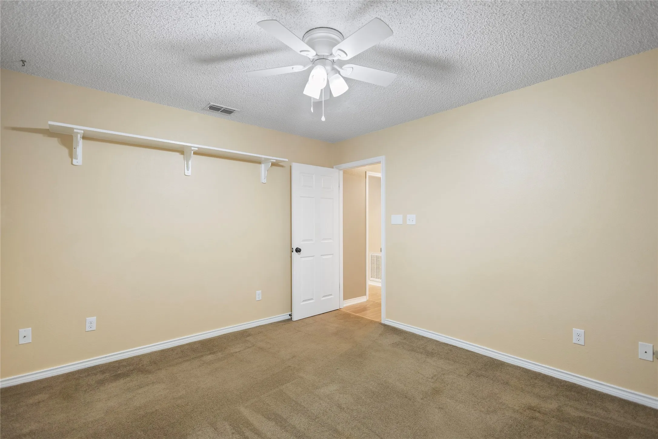 Single Family Residence For Sale in Henderson County , 121 Crestview Street, Chandler, Texas 75758, 3 Bedroom, 2 Bathroom, 2 Garage spaces, 2,047 Sqft, built in 1987, mls#21328196, Real Estate Agent in Chandler, Homes For Sale in Henderson county, Homes For Sale in Chandler, Realtor in Chandler Texas, Real Estate Brokerage Independent Realty Texas, Luminita Cordes Realtor