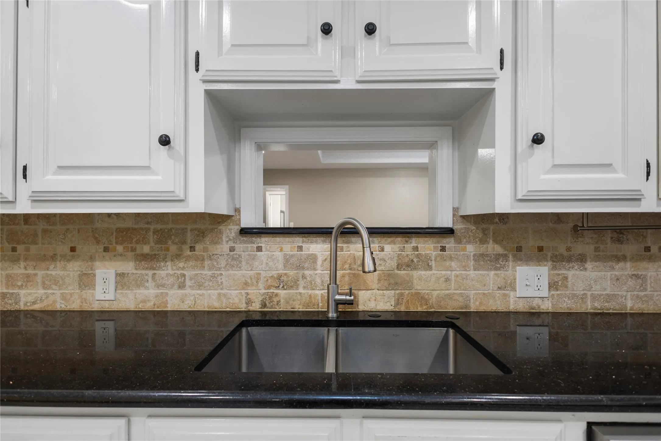 Single Family Residence For Sale in Henderson County , 121 Crestview Street, Chandler, Texas 75758, 3 Bedroom, 2 Bathroom, 2 Garage spaces, 2,047 Sqft, built in 1987, mls#21328196, Real Estate Agent in Chandler, Homes For Sale in Henderson county, Homes For Sale in Chandler, Realtor in Chandler Texas, Real Estate Brokerage Independent Realty Texas, Luminita Cordes Realtor